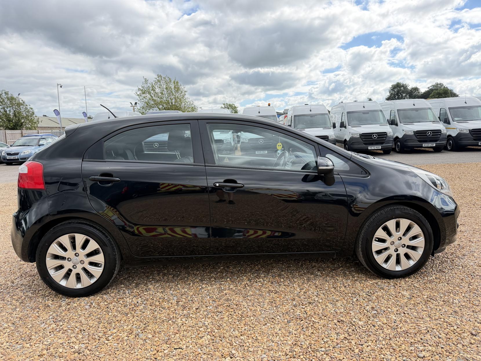 2014 Kia Rio 1.25 2 Hatchback 5dr Petrol Manual Euro 5 (84 bhp) - Thumbnail 9