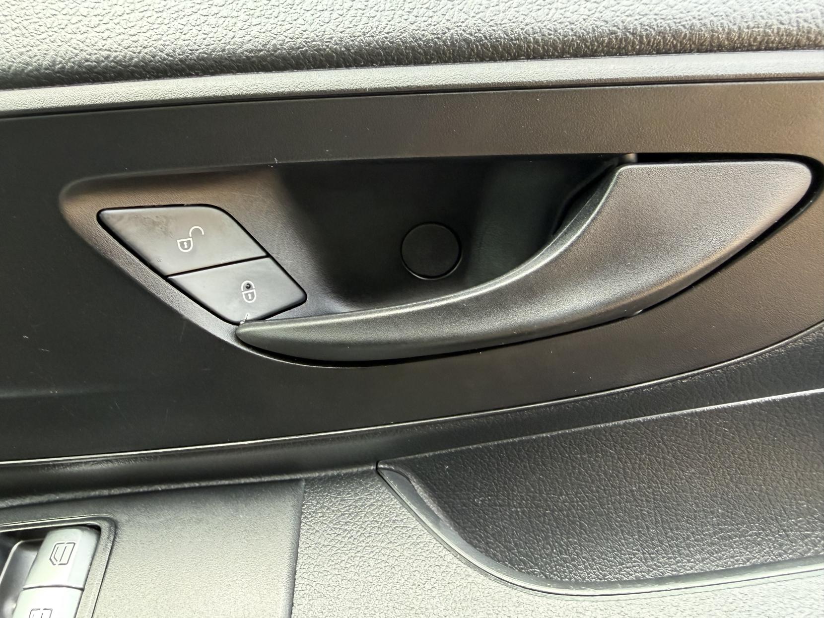 2017 Mercedes-Benz Vito 1.6 111 CDI Panel Van 6dr Diesel Manual FWD L2 Euro 6 (114 ps) - Thumbnail 19