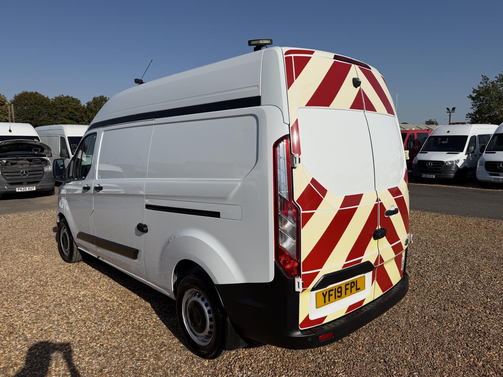 2019 Ford Transit Custom 2.0 320 EcoBlue Panel Van 5dr Diesel Manual L2 H2 Euro 6 (130 ps) - Thumbnail 9