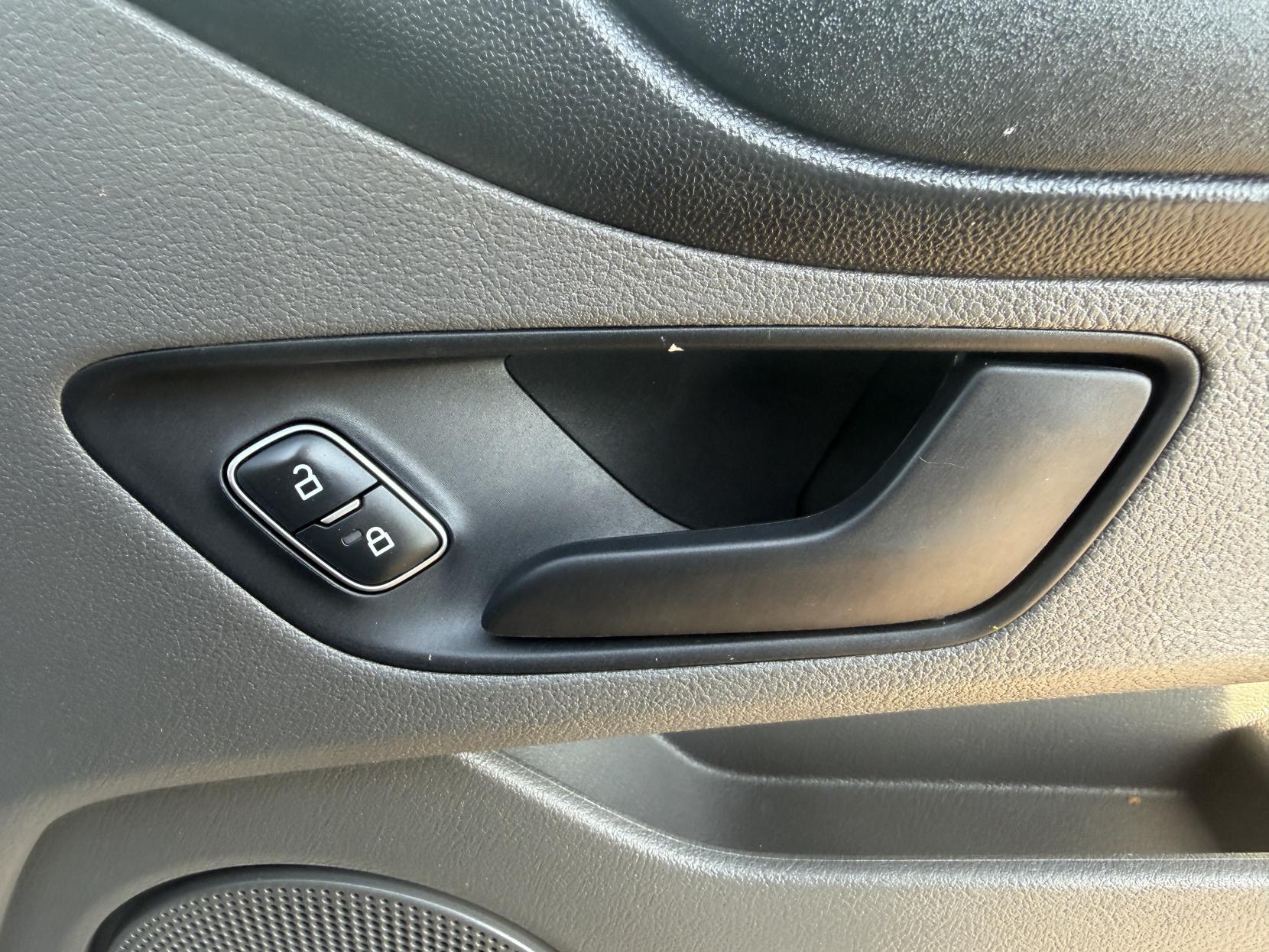2019 Ford Transit Custom 2.0 320 EcoBlue Panel Van 5dr Diesel Manual L2 H2 Euro 6 (130 ps) - Thumbnail 16
