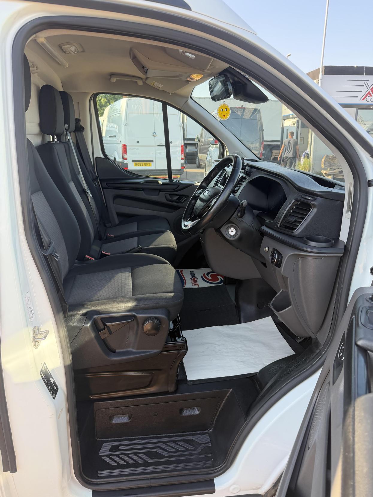 2019 Ford Transit Custom 2.0 320 EcoBlue Panel Van 5dr Diesel Manual L2 H2 Euro 6 (130 ps) - Thumbnail 14