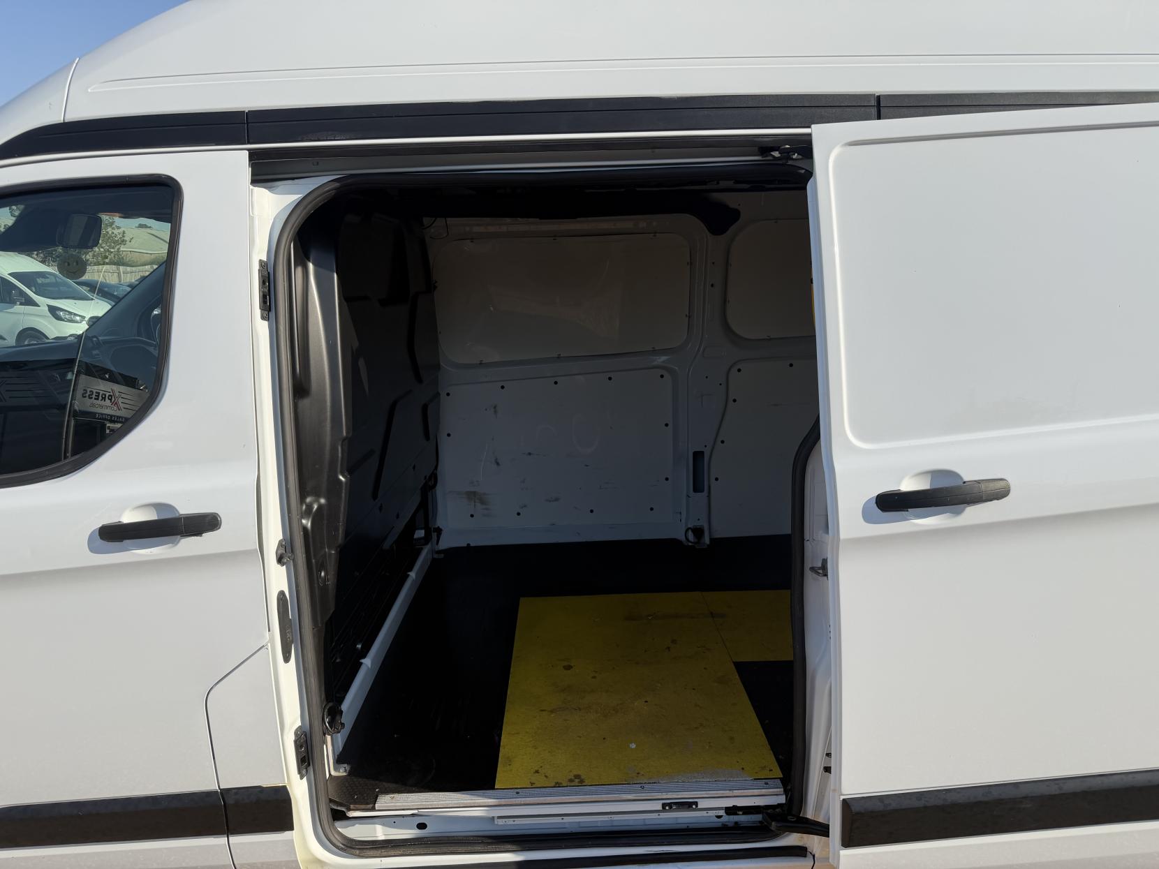 2019 Ford Transit Custom 2.0 320 EcoBlue Panel Van 5dr Diesel Manual L2 H2 Euro 6 (130 ps) - Thumbnail 32