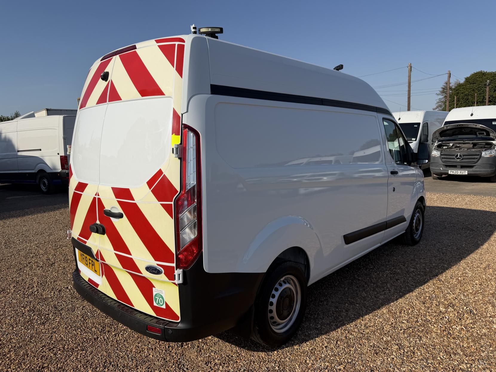 2019 Ford Transit Custom 2.0 320 EcoBlue Panel Van 5dr Diesel Manual L2 H2 Euro 6 (130 ps) - Thumbnail 11