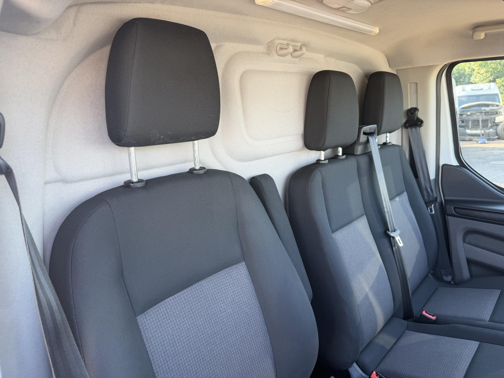2019 Ford Transit Custom 2.0 320 EcoBlue Panel Van 5dr Diesel Manual L2 H2 Euro 6 (130 ps) - Thumbnail 30
