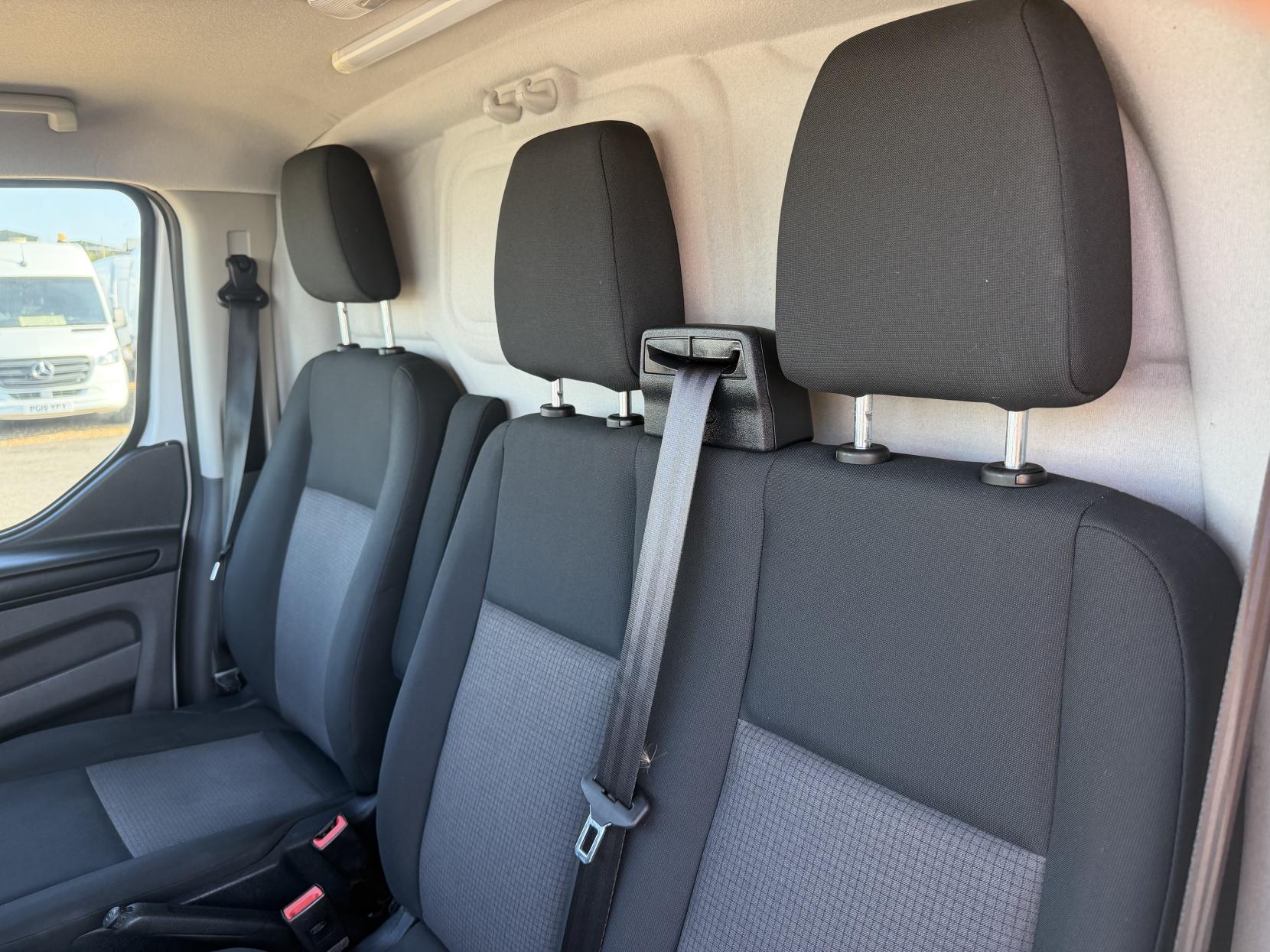2019 Ford Transit Custom 2.0 320 EcoBlue Panel Van 5dr Diesel Manual L2 H2 Euro 6 (130 ps) - Thumbnail 33