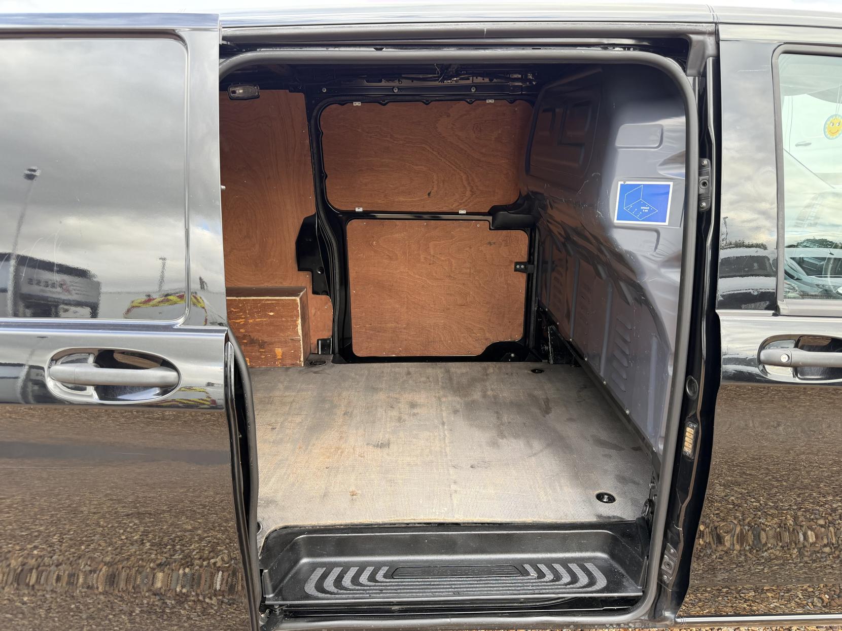 2020 Mercedes-Benz Vito 2.1 114 CDI Premium Panel Van 5dr Diesel G-Tronic+ RWD L2 Euro 6 (s/s) (136 ps) - Thumbnail 32