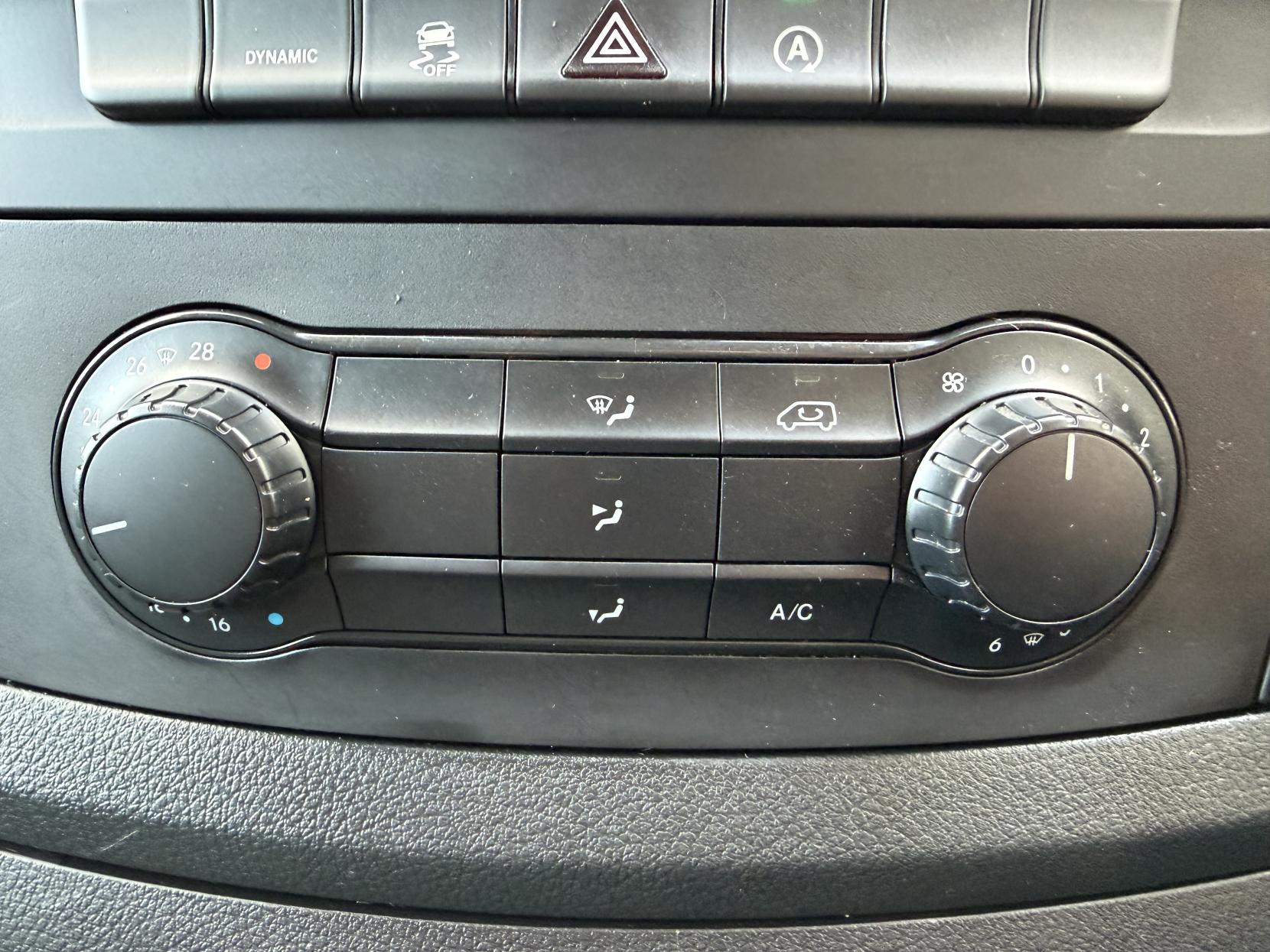 2020 Mercedes-Benz Vito 2.1 114 CDI Premium Panel Van 5dr Diesel G-Tronic+ RWD L2 Euro 6 (s/s) (136 ps) - Thumbnail 25
