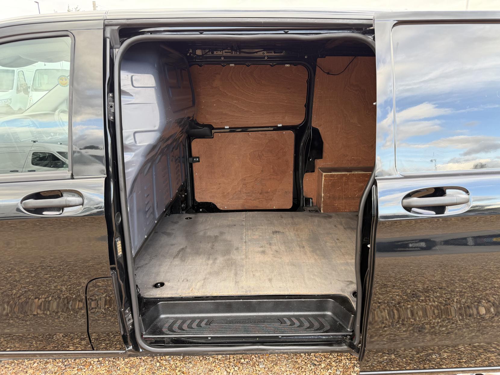 2020 Mercedes-Benz Vito 2.1 114 CDI Premium Panel Van 5dr Diesel G-Tronic+ RWD L2 Euro 6 (s/s) (136 ps) - Thumbnail 35