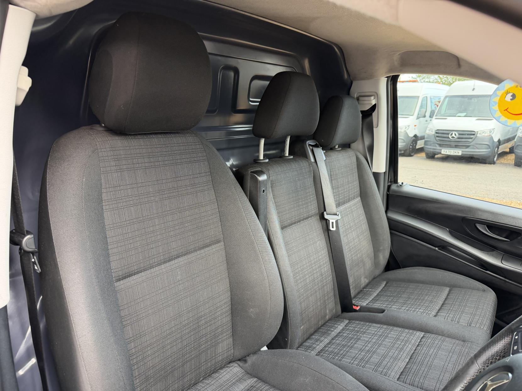 2020 Mercedes-Benz Vito 2.1 114 CDI Premium Panel Van 5dr Diesel G-Tronic+ RWD L2 Euro 6 (s/s) (136 ps) - Thumbnail 15