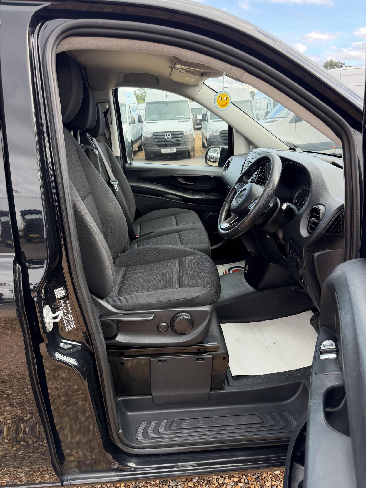 2020 Mercedes-Benz Vito 2.1 114 CDI Premium Panel Van 5dr Diesel G-Tronic+ RWD L2 Euro 6 (s/s) (136 ps) - Thumbnail 14