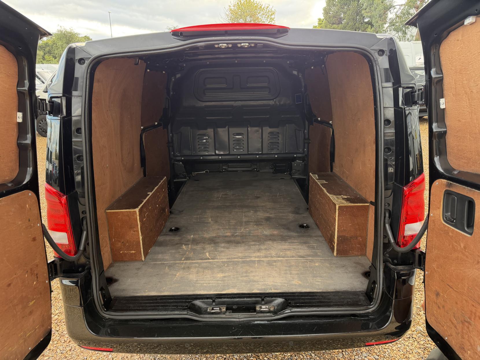 2020 Mercedes-Benz Vito 2.1 114 CDI Premium Panel Van 5dr Diesel G-Tronic+ RWD L2 Euro 6 (s/s) (136 ps) - Thumbnail 3