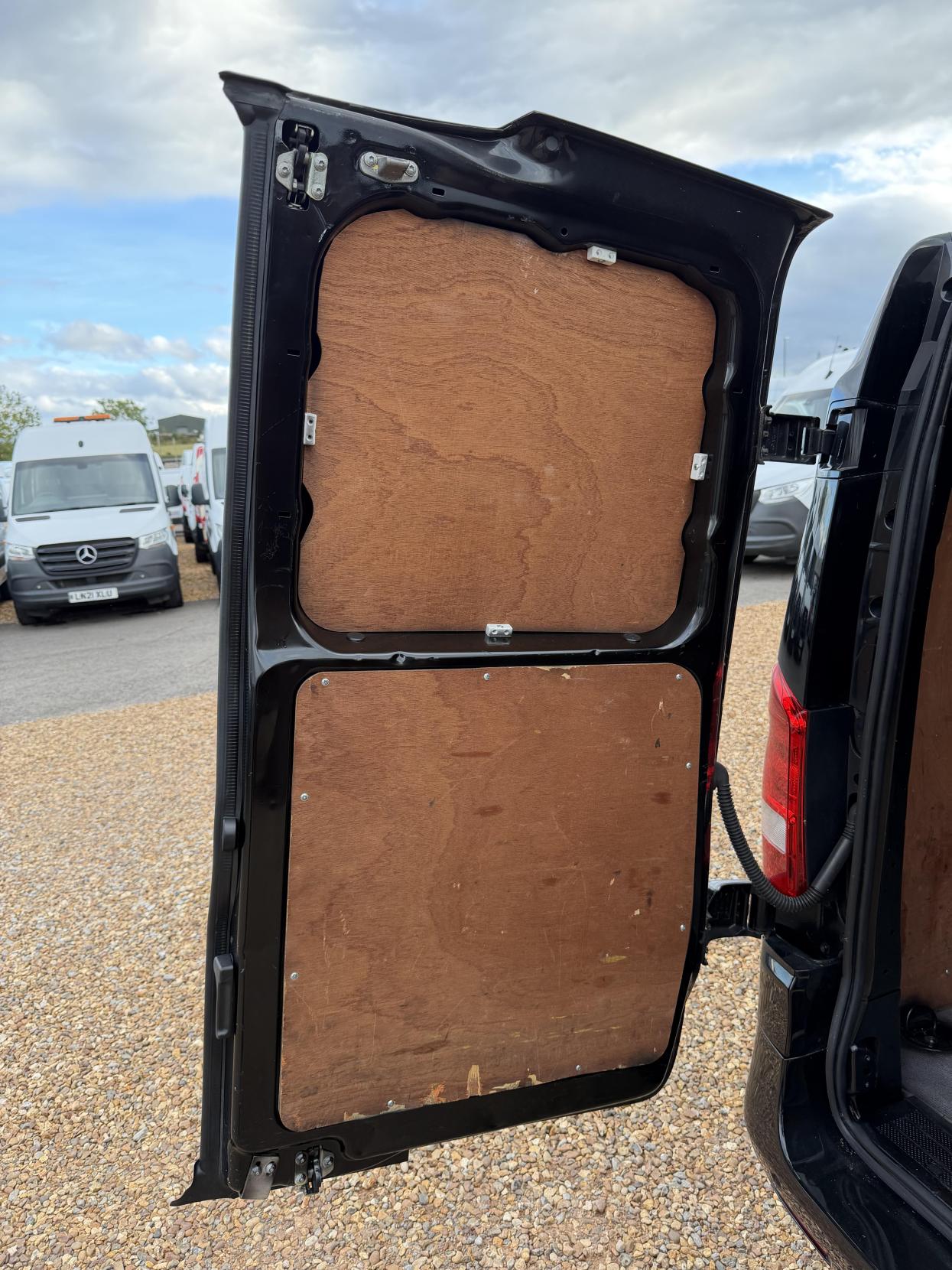 2020 Mercedes-Benz Vito 2.1 114 CDI Premium Panel Van 5dr Diesel G-Tronic+ RWD L2 Euro 6 (s/s) (136 ps) - Thumbnail 41