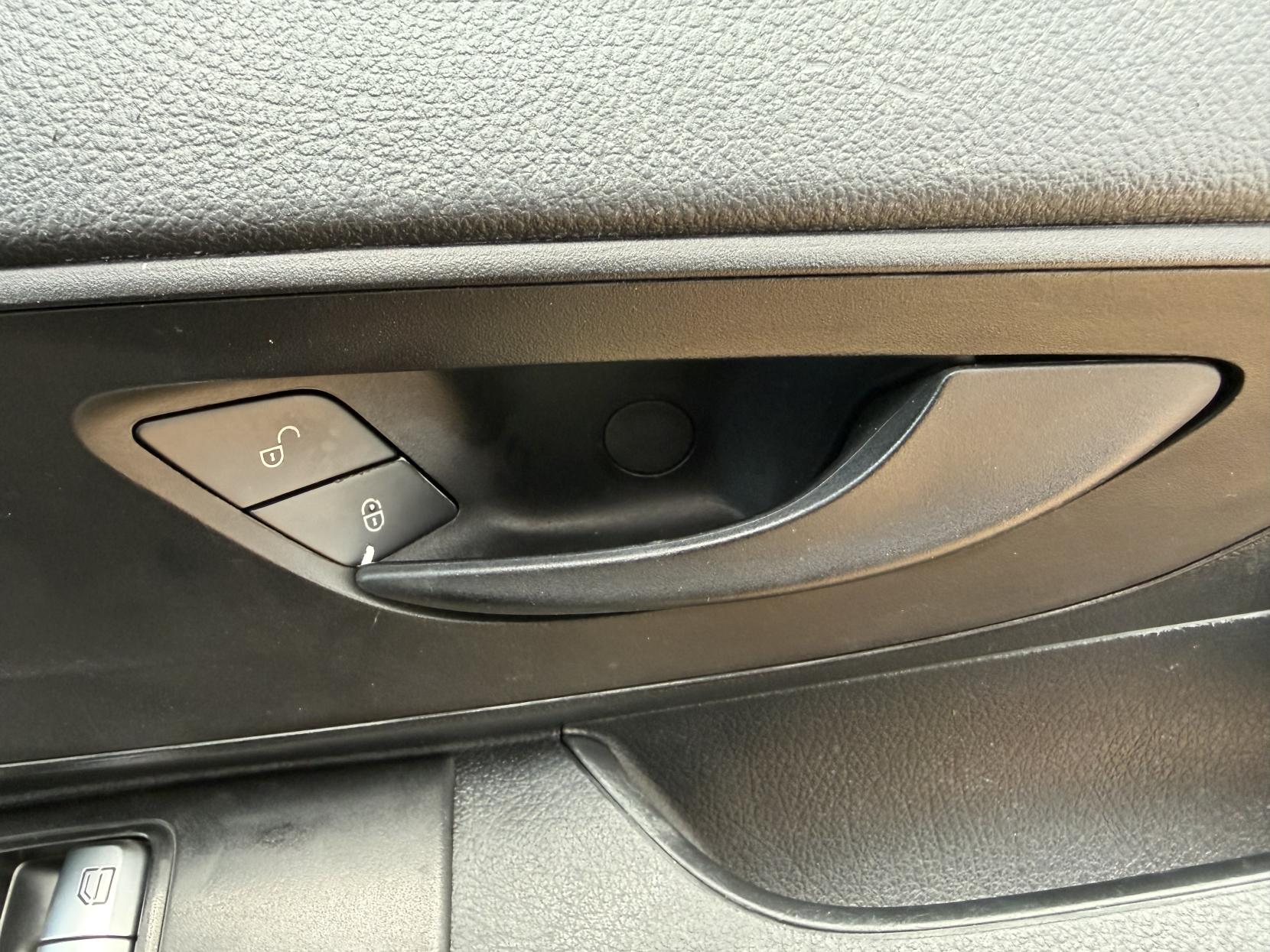 2020 Mercedes-Benz Vito 2.1 114 CDI Premium Panel Van 5dr Diesel G-Tronic+ RWD L2 Euro 6 (s/s) (136 ps) - Thumbnail 28