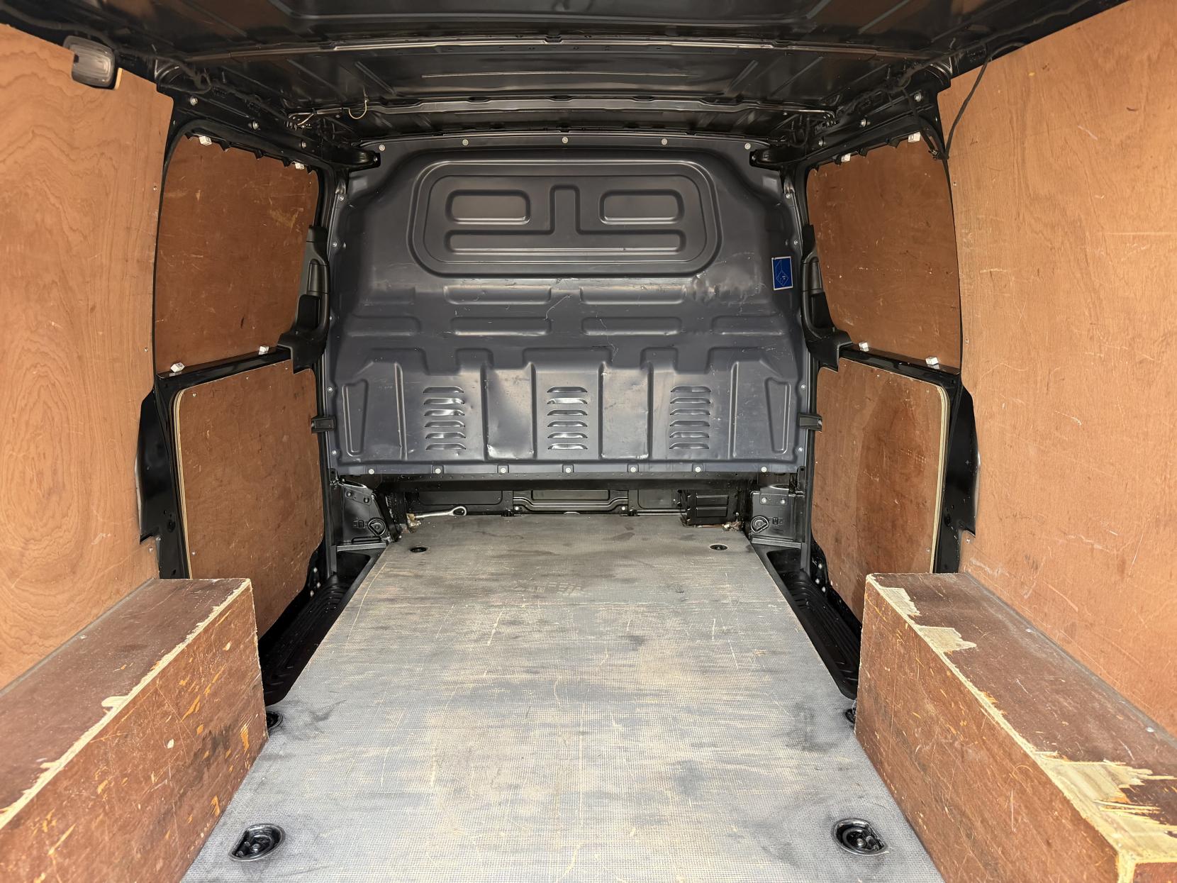 2020 Mercedes-Benz Vito 2.1 114 CDI Premium Panel Van 5dr Diesel G-Tronic+ RWD L2 Euro 6 (s/s) (136 ps) - Thumbnail 42