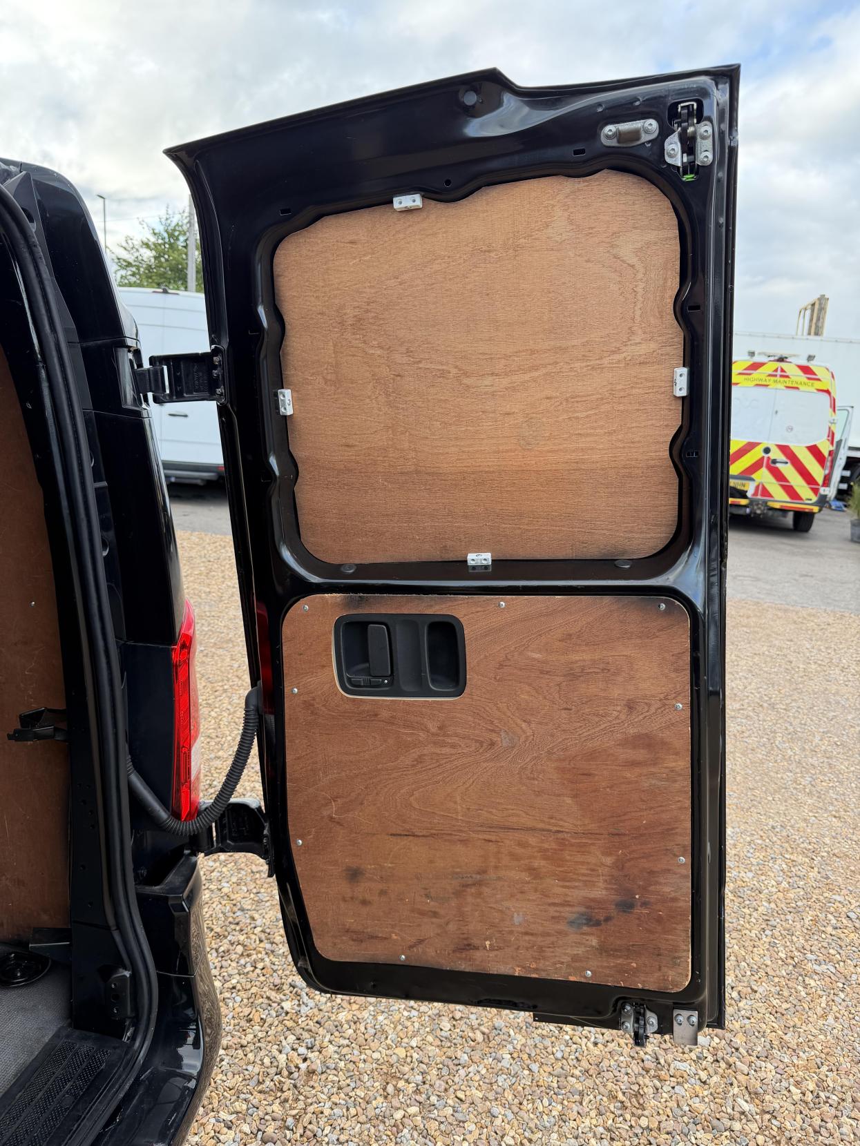 2020 Mercedes-Benz Vito 2.1 114 CDI Premium Panel Van 5dr Diesel G-Tronic+ RWD L2 Euro 6 (s/s) (136 ps) - Thumbnail 44