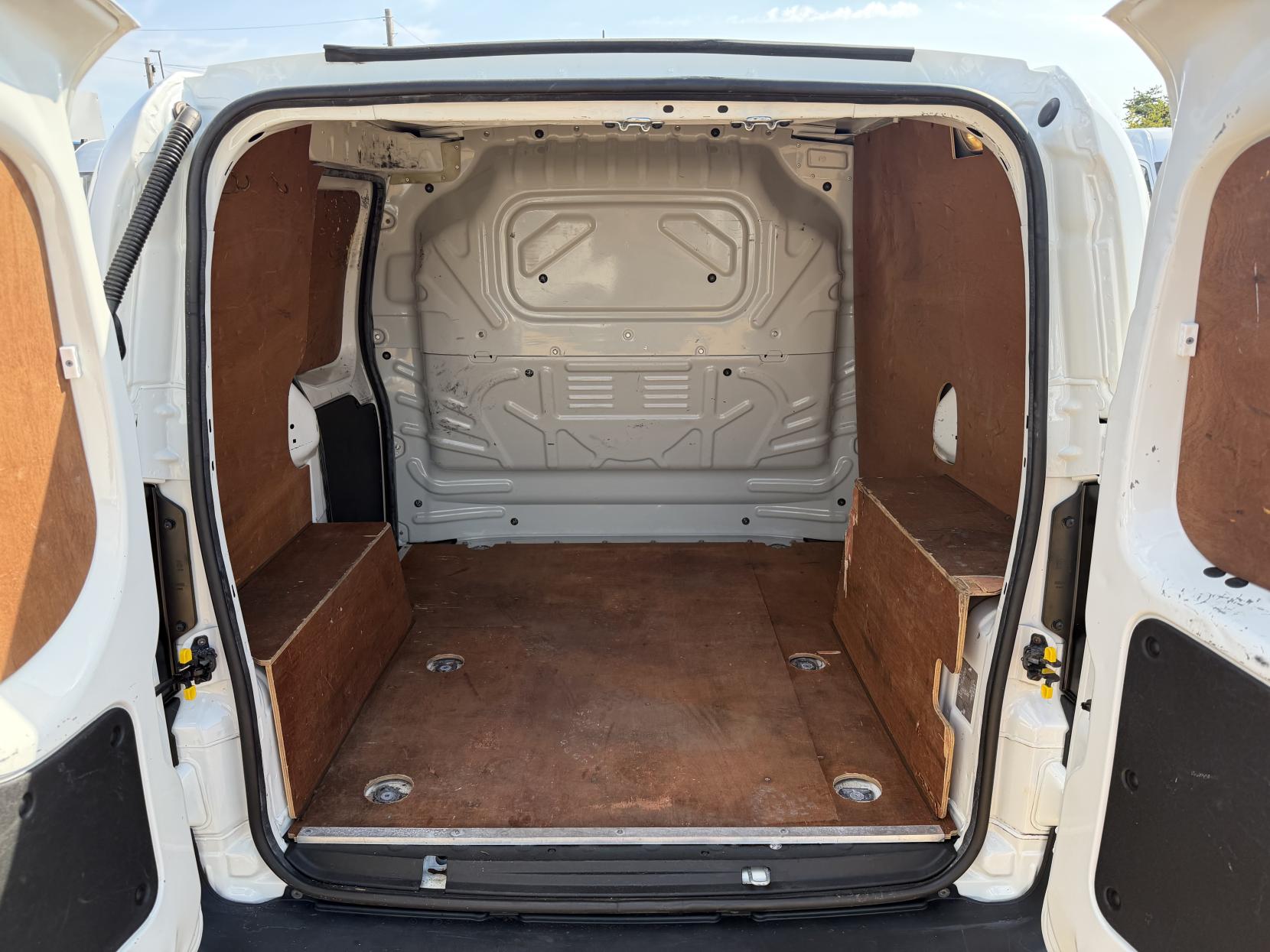 2017 Fiat Fiorino 1.4 8v Car Derived Van 4dr Petrol Manual Euro 6 (75 bhp) - Thumbnail 3