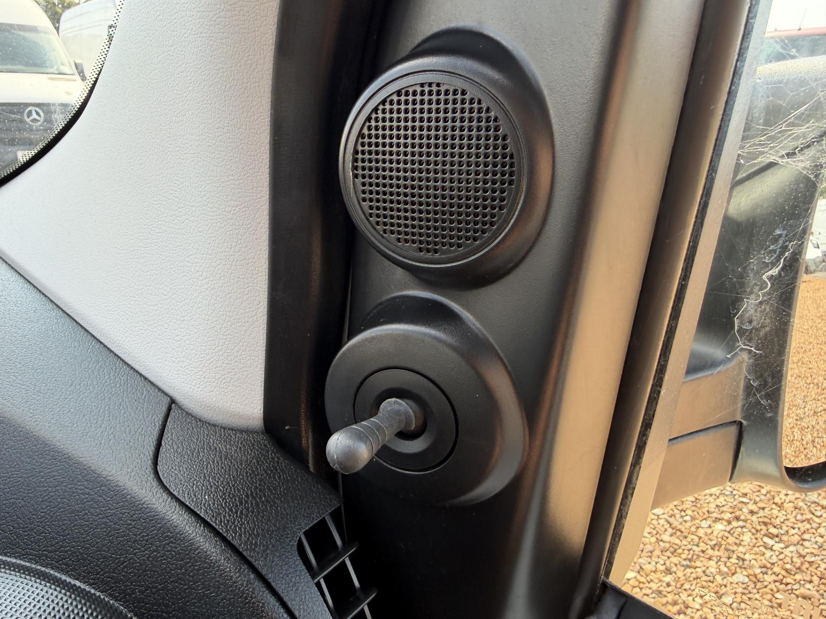 2017 Fiat Fiorino 1.4 8v Car Derived Van 4dr Petrol Manual Euro 6 (75 bhp) - Thumbnail 21