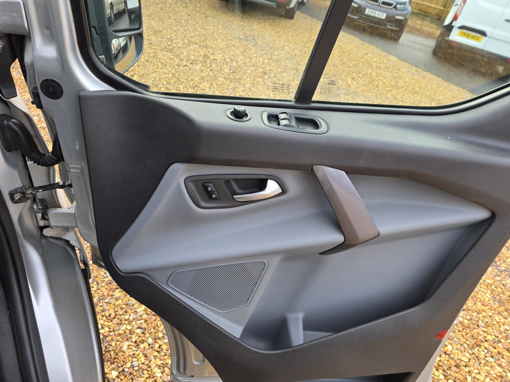 Ford Transit Custom 2.2 TDCi 270 Limited Panel Van 5dr Diesel Manual L1 H1 (186 g/km, 123 bhp)