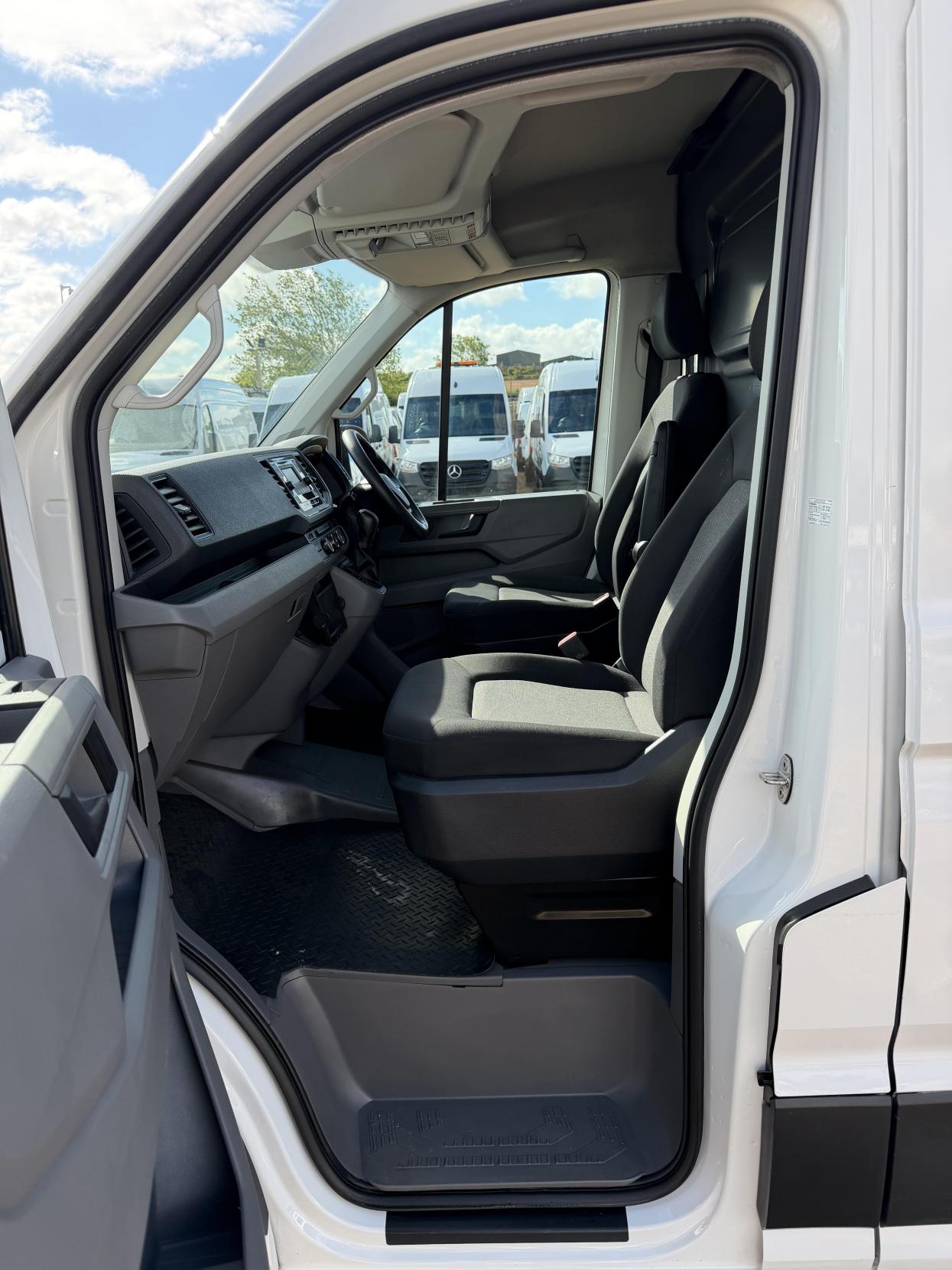 2022 Volkswagen Crafter 2.0 TDI CR35 Startline Panel Van 5dr Diesel Automatic FWD LWB High Roof Euro 6 (s/s) (140 ps) - Thumbnail 17