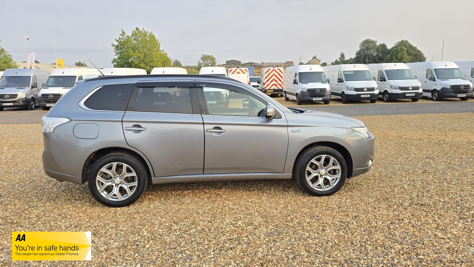 Mitsubishi Outlander 2.0h 12kWh GX4h SUV 5dr Petrol Plug-in Hybrid CVT 4WD Euro 5 (s/s) (200 ps)