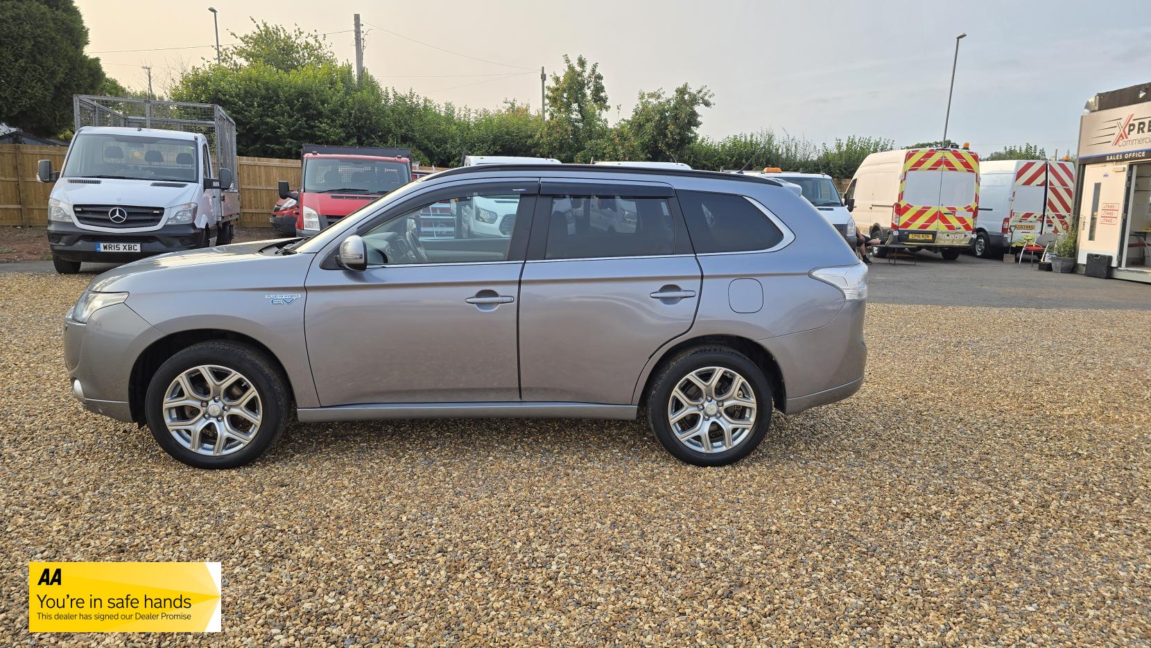 Mitsubishi Outlander 2.0h 12kWh GX4h SUV 5dr Petrol Plug-in Hybrid CVT 4WD Euro 5 (s/s) (200 ps)