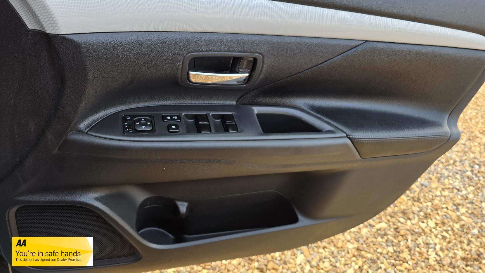 Mitsubishi Outlander 2.0h 12kWh GX4h SUV 5dr Petrol Plug-in Hybrid CVT 4WD Euro 5 (s/s) (200 ps)