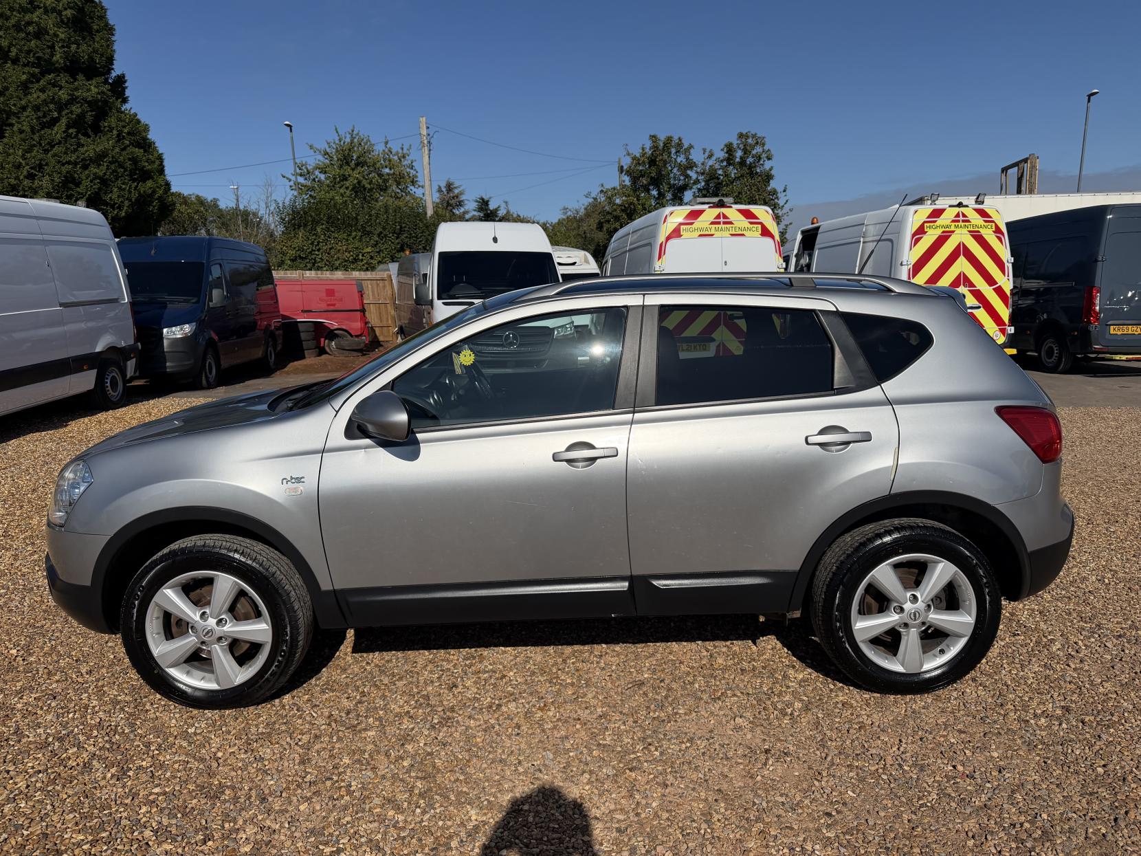 2010 Nissan Qashqai 1.6 n-tec Hatchback 5dr Petrol Manual 2WD (159 g/km, 113 bhp) - Thumbnail 2
