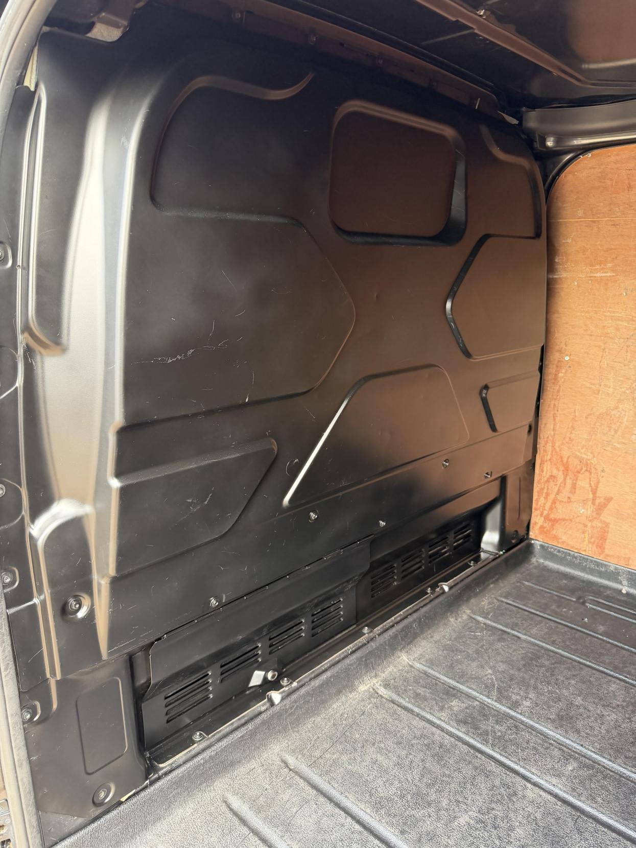 2015 Ford Transit Custom 2.2 TDCi 270 Limited Panel Van 5dr Diesel Manual L1 H1 (186 g/km, 123 bhp) - Thumbnail 30