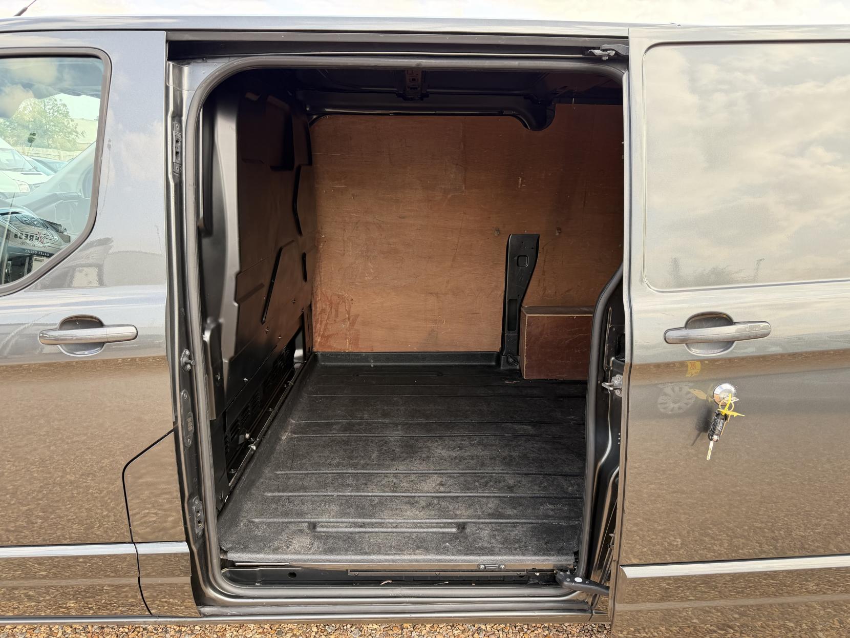 2015 Ford Transit Custom 2.2 TDCi 270 Limited Panel Van 5dr Diesel Manual L1 H1 (186 g/km, 123 bhp) - Thumbnail 25