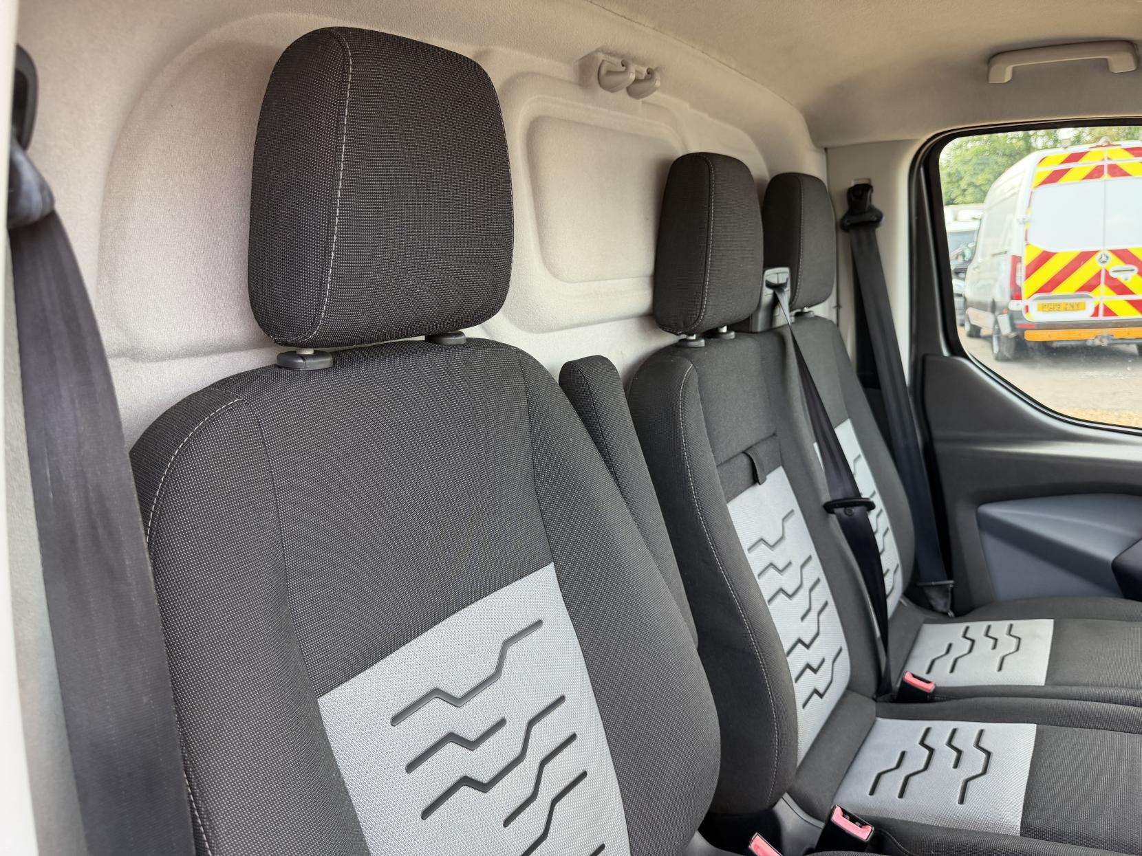2015 Ford Transit Custom 2.2 TDCi 270 Limited Panel Van 5dr Diesel Manual L1 H1 (186 g/km, 123 bhp) - Thumbnail 23