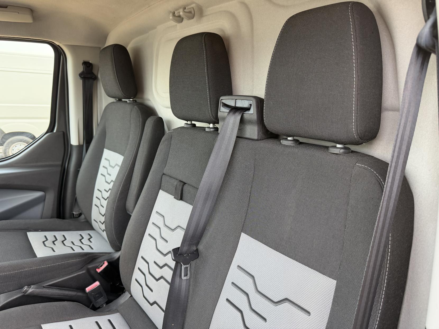 2015 Ford Transit Custom 2.2 TDCi 270 Limited Panel Van 5dr Diesel Manual L1 H1 (186 g/km, 123 bhp) - Thumbnail 26