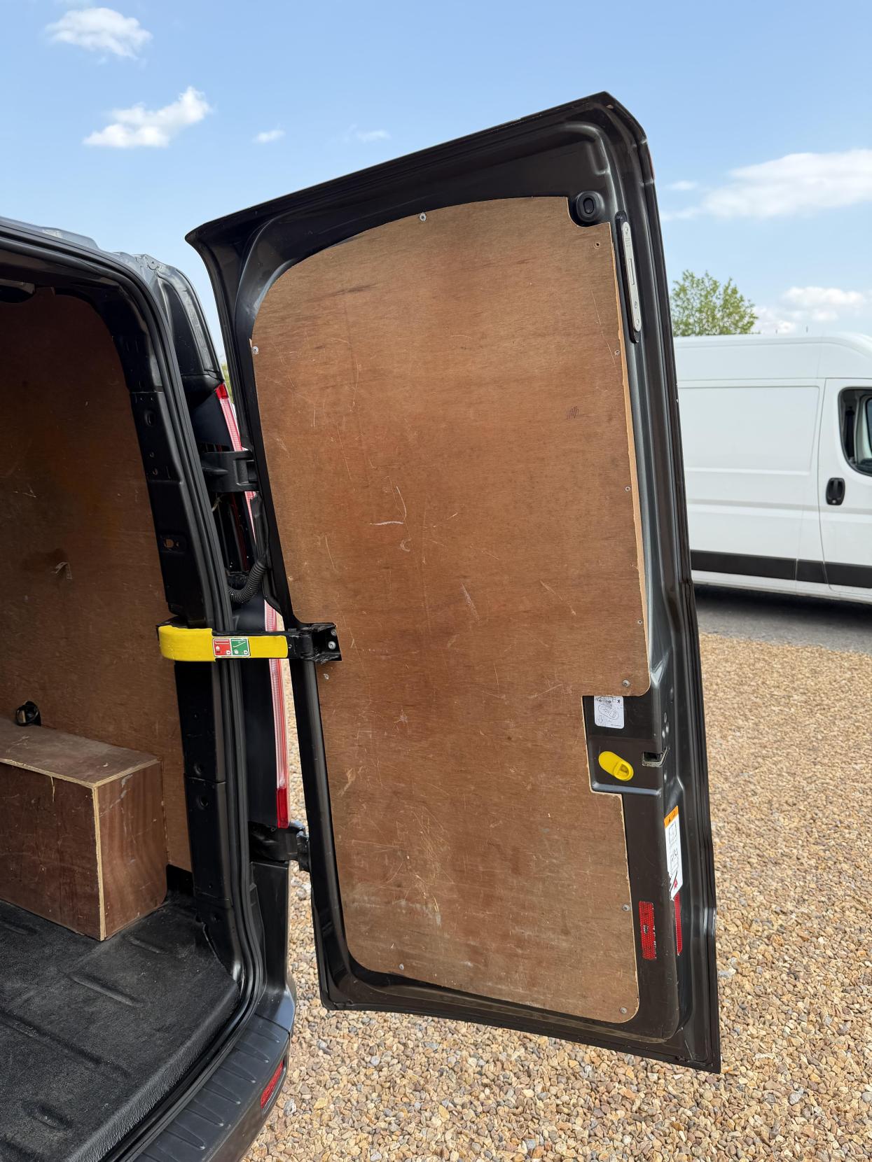 2015 Ford Transit Custom 2.2 TDCi 270 Limited Panel Van 5dr Diesel Manual L1 H1 (186 g/km, 123 bhp) - Thumbnail 17