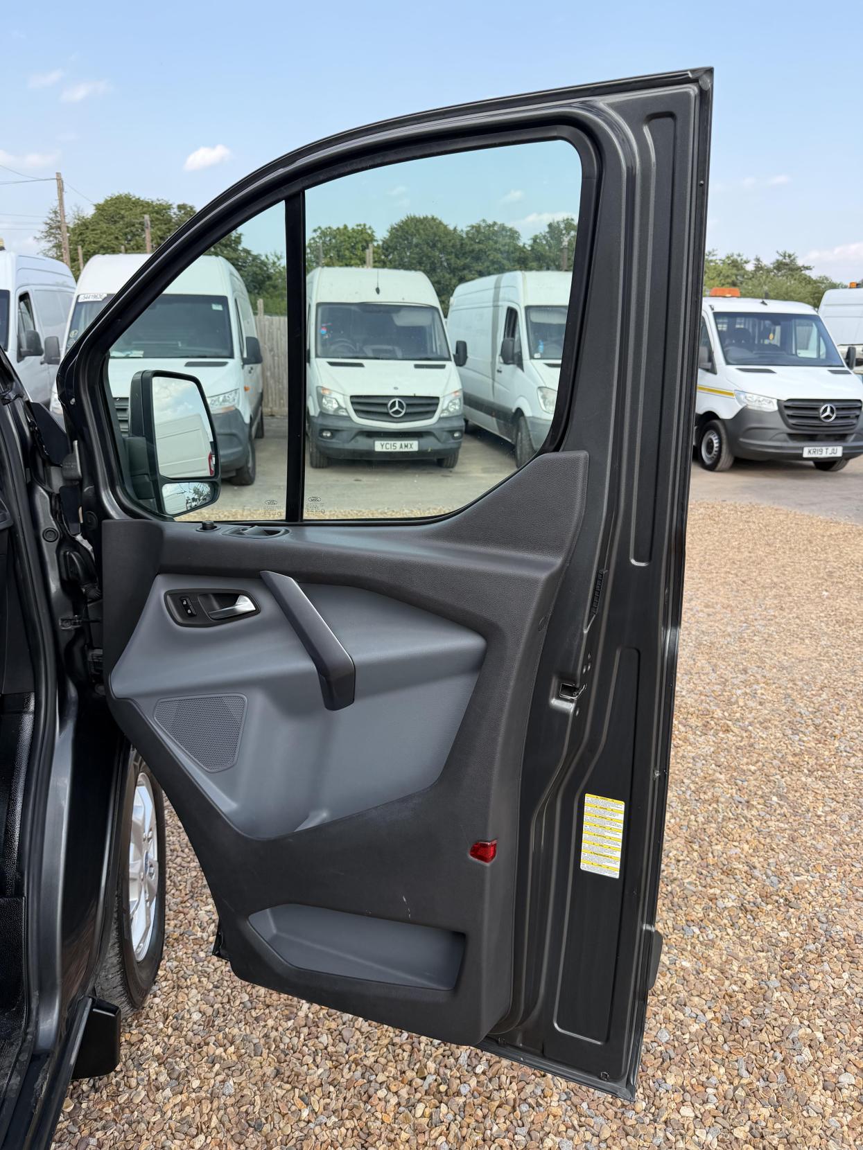2015 Ford Transit Custom 2.2 TDCi 270 Limited Panel Van 5dr Diesel Manual L1 H1 (186 g/km, 123 bhp) - Thumbnail 20