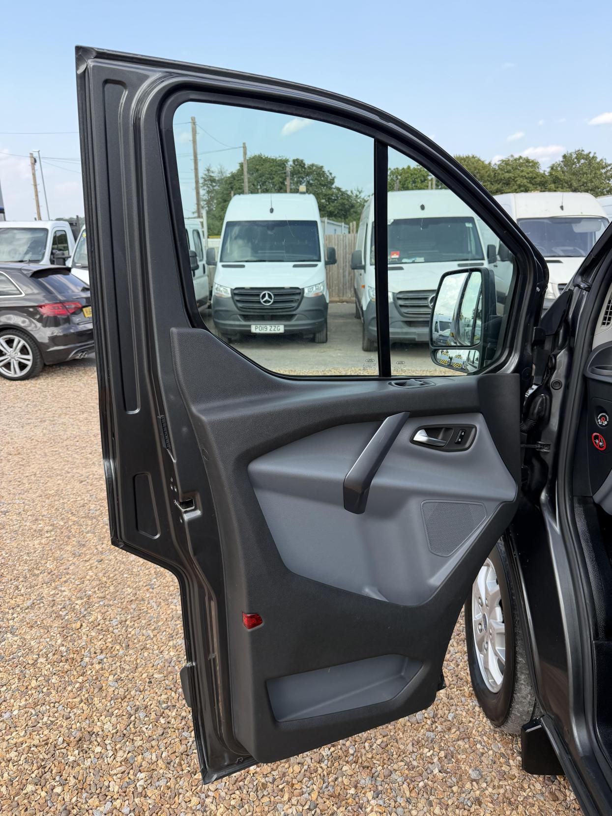2015 Ford Transit Custom 2.2 TDCi 270 Limited Panel Van 5dr Diesel Manual L1 H1 (186 g/km, 123 bhp) - Thumbnail 22