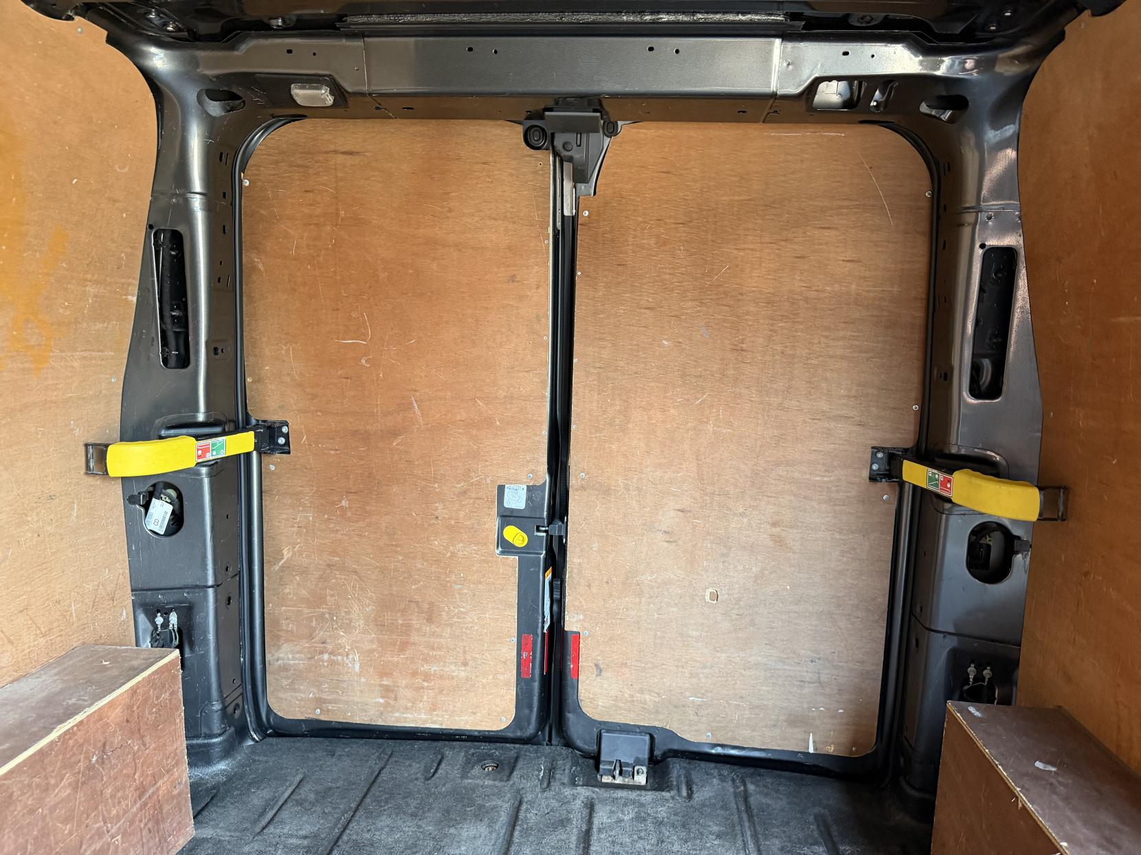 2015 Ford Transit Custom 2.2 TDCi 270 Limited Panel Van 5dr Diesel Manual L1 H1 (186 g/km, 123 bhp) - Thumbnail 28