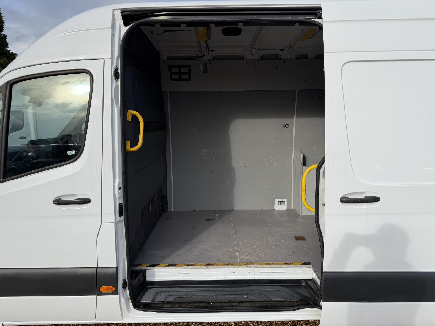 Mercedes-Benz Sprinter 2.1 316 CDI Panel Van 5dr Diesel Manual RWD L2 H2 Euro 6 (163 ps)