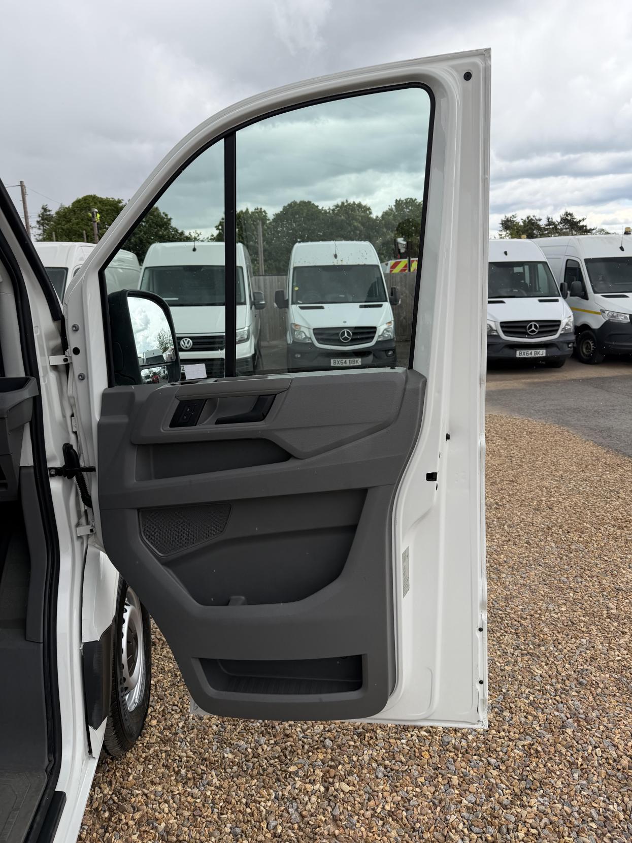 2021 Volkswagen Crafter 2.0 TDI CR35 Trendline Panel Van 5dr Diesel Manual FWD LWB High Roof Euro 6 (s/s) (140 ps) - Thumbnail 19