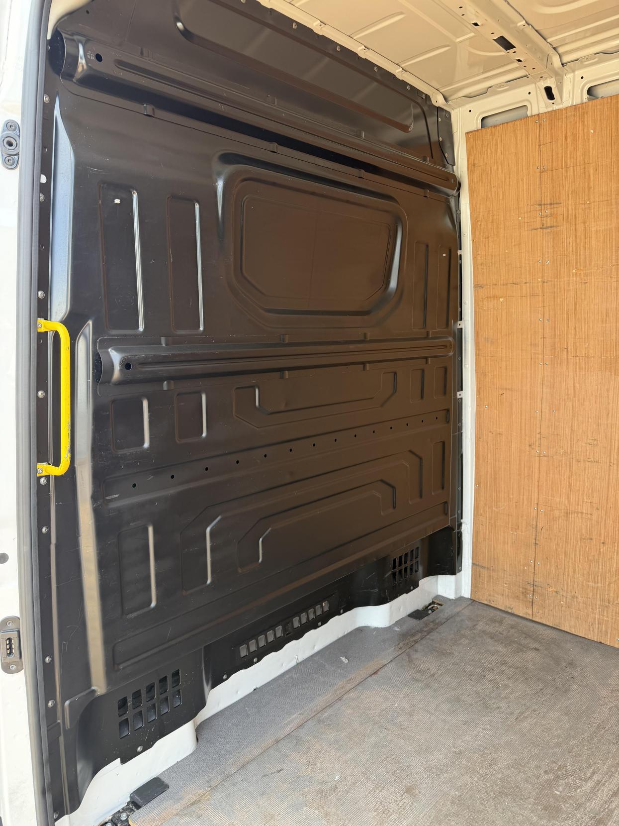 2021 Volkswagen Crafter 2.0 TDI CR35 Trendline Panel Van 5dr Diesel Manual FWD LWB High Roof Euro 6 (s/s) (140 ps) - Thumbnail 39
