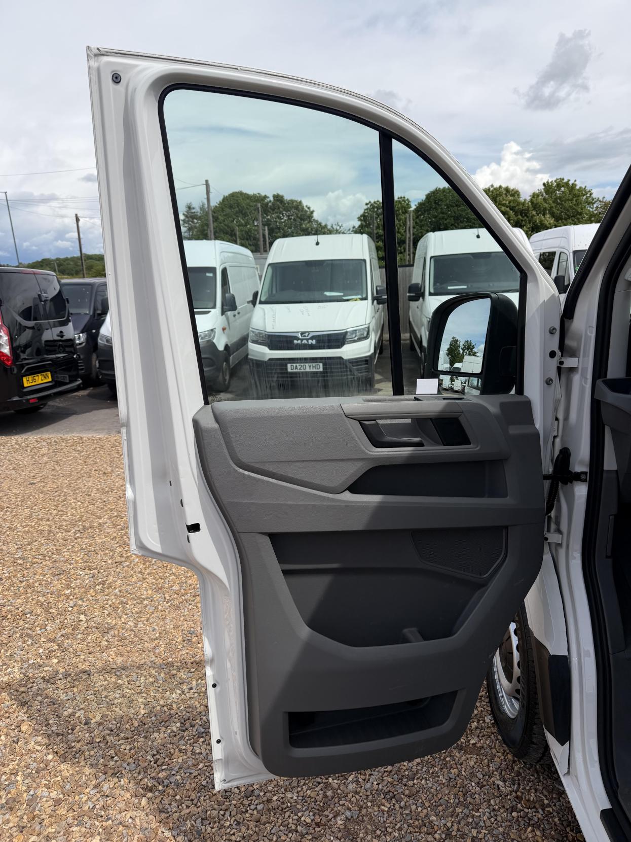2021 Volkswagen Crafter 2.0 TDI CR35 Trendline Panel Van 5dr Diesel Manual FWD LWB High Roof Euro 6 (s/s) (140 ps) - Thumbnail 17