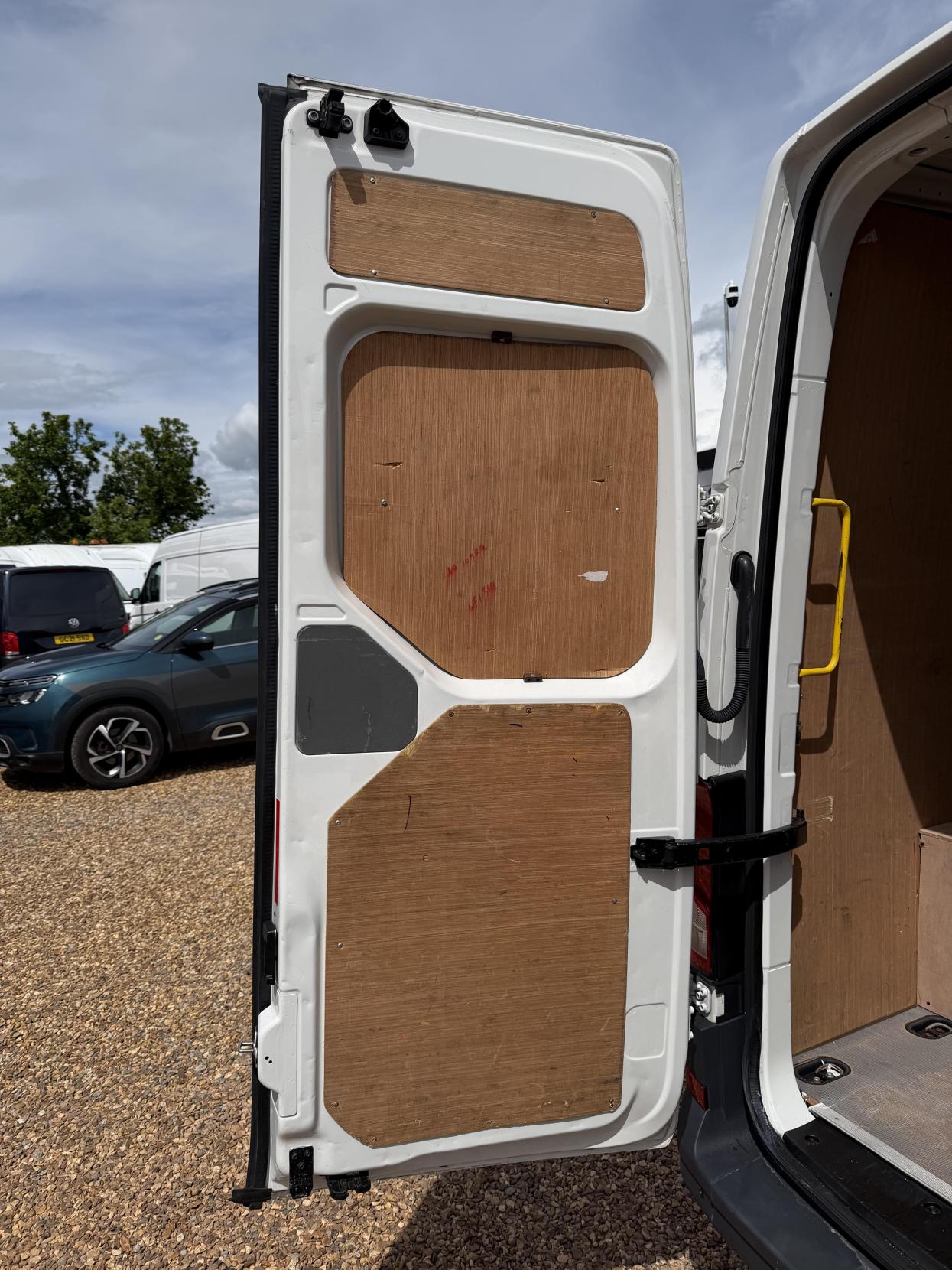 2021 Volkswagen Crafter 2.0 TDI CR35 Trendline Panel Van 5dr Diesel Manual FWD LWB High Roof Euro 6 (s/s) (140 ps) - Thumbnail 45