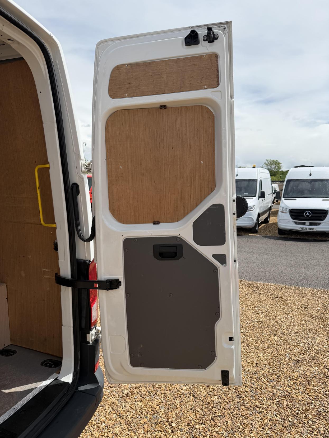 2021 Volkswagen Crafter 2.0 TDI CR35 Trendline Panel Van 5dr Diesel Manual FWD LWB High Roof Euro 6 (s/s) (140 ps) - Thumbnail 47