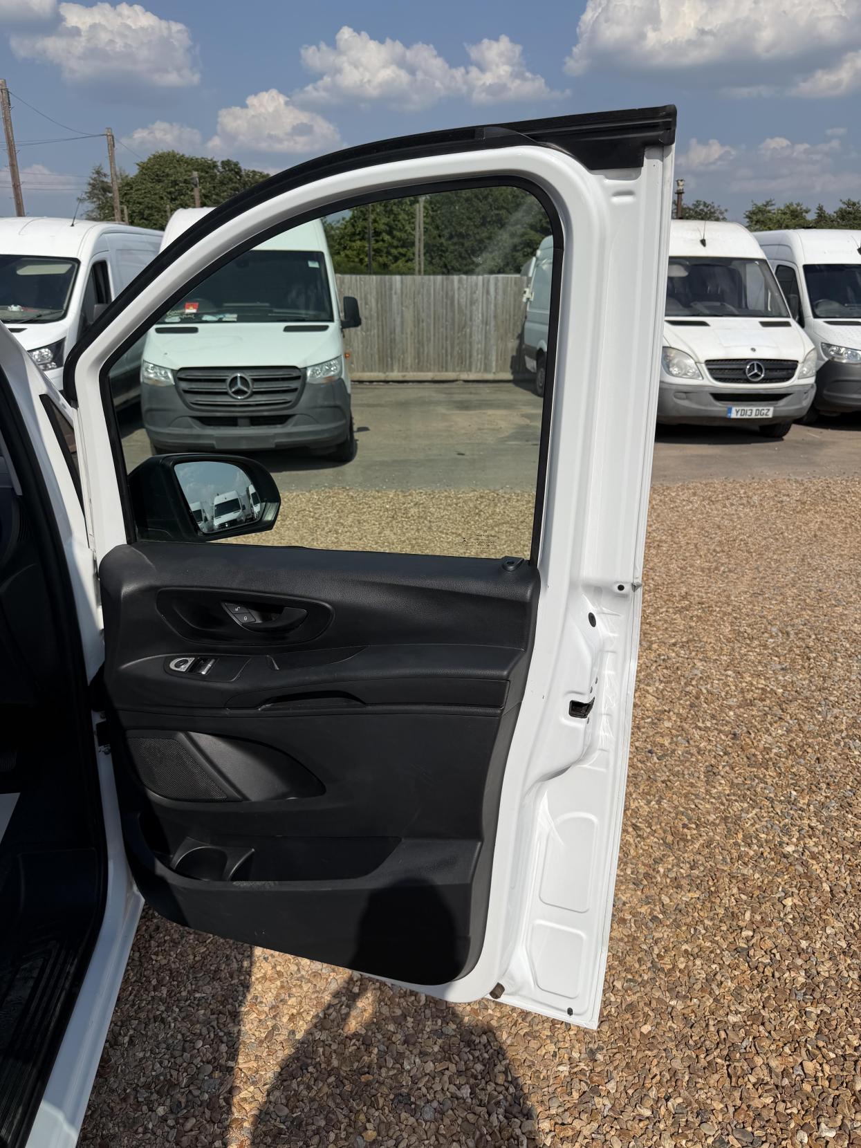 2017 Mercedes-Benz Vito 2.1 114 CDI BlueTEC Panel Van 5dr Diesel Manual RWD L3 Euro 6 (s/s) (136 ps) - Thumbnail 14