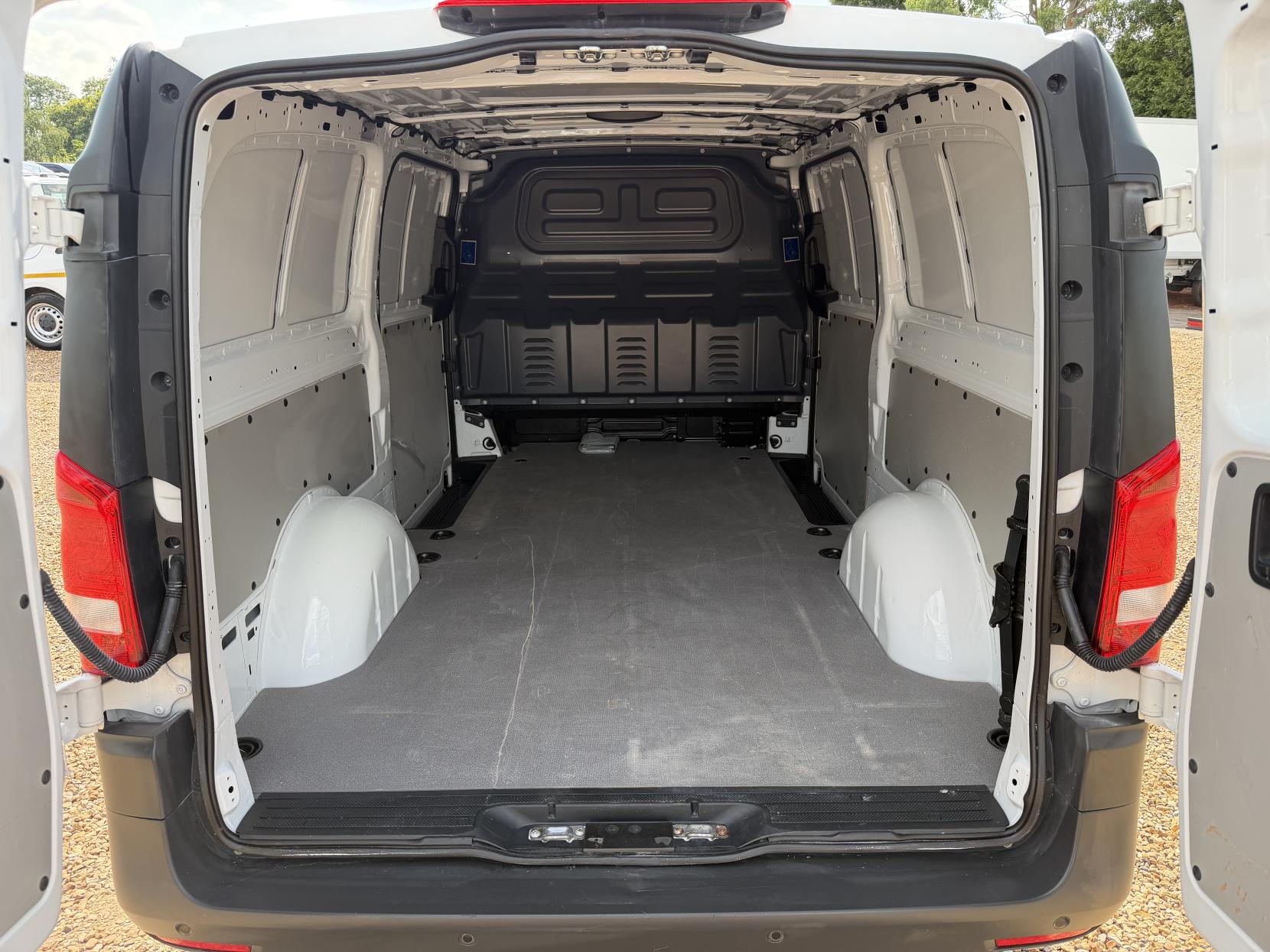 2017 Mercedes-Benz Vito 2.1 114 CDI BlueTEC Panel Van 5dr Diesel Manual RWD L3 Euro 6 (s/s) (136 ps) - Thumbnail 3