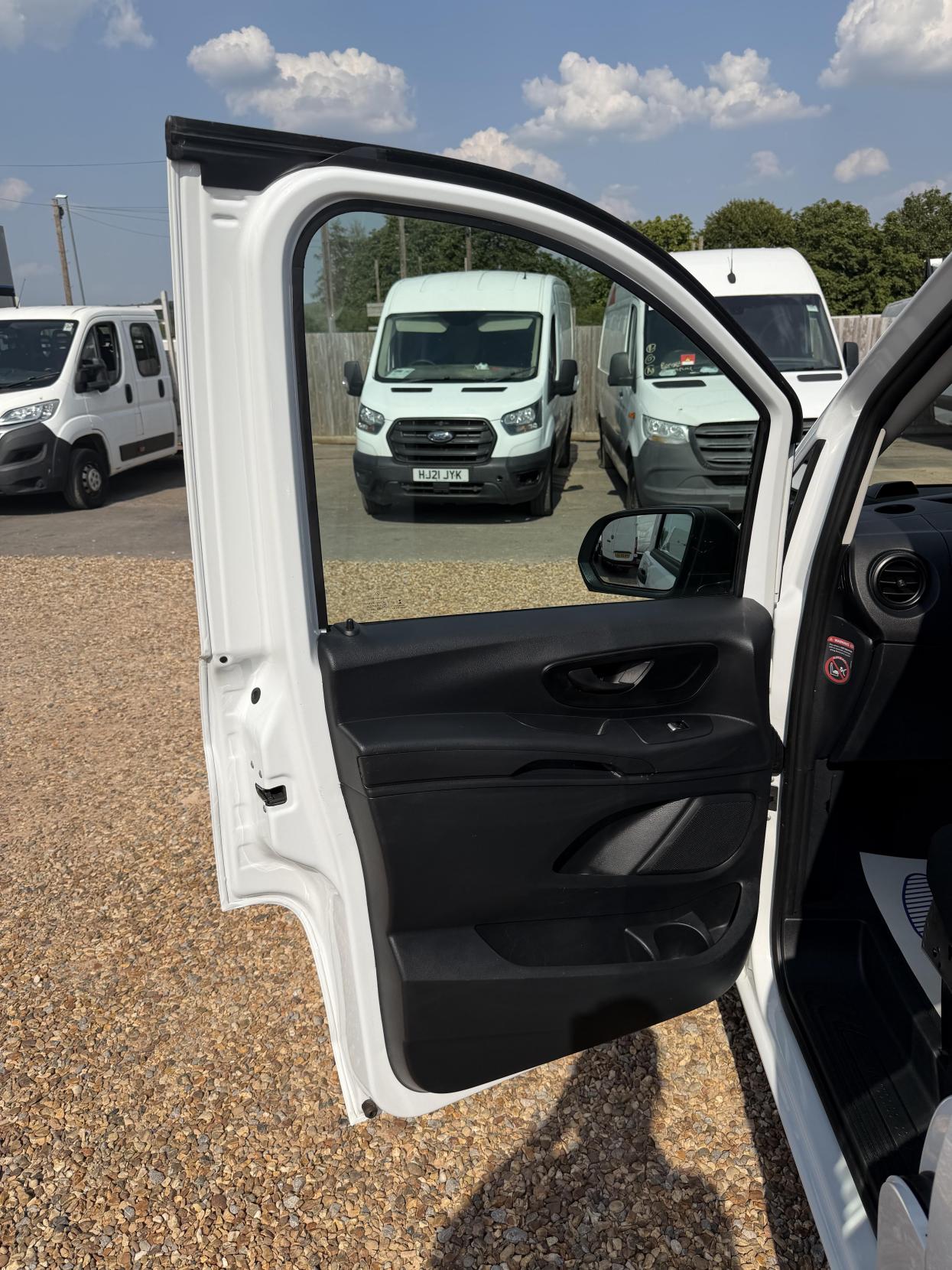 2017 Mercedes-Benz Vito 2.1 114 CDI BlueTEC Panel Van 5dr Diesel Manual RWD L3 Euro 6 (s/s) (136 ps) - Thumbnail 16