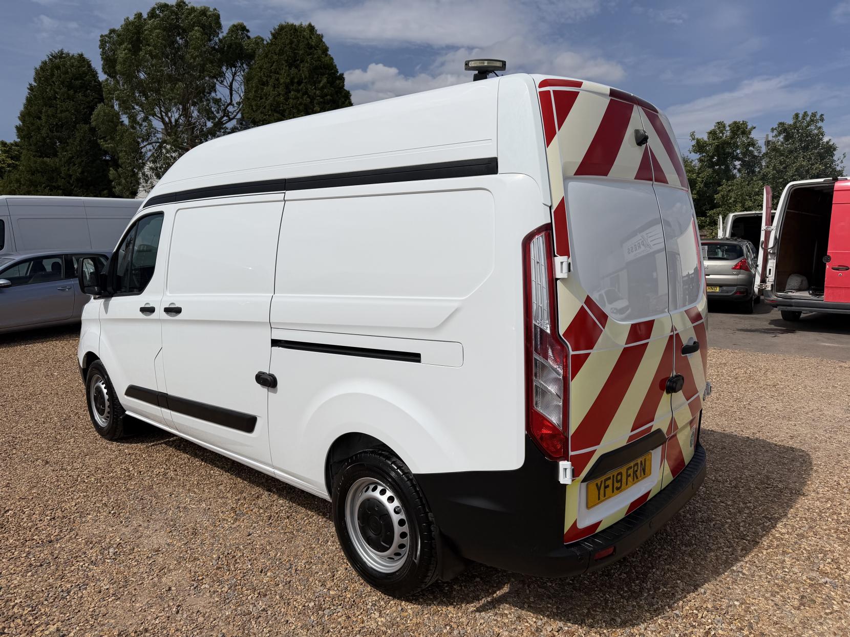 2019 Ford Transit Custom 2.0 320 EcoBlue Panel Van 5dr Diesel Manual L2 H2 Euro 6 (130 ps) - Thumbnail 9