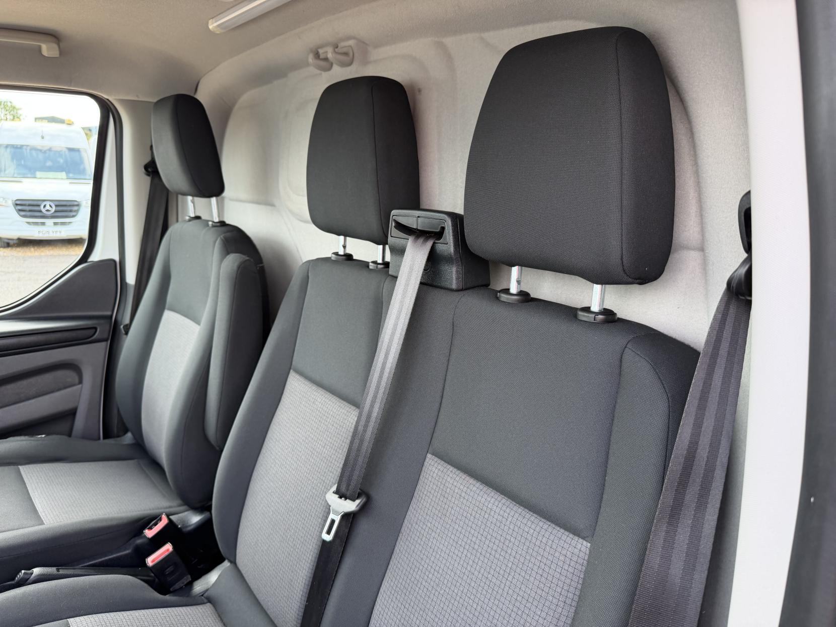 2019 Ford Transit Custom 2.0 320 EcoBlue Panel Van 5dr Diesel Manual L2 H2 Euro 6 (130 ps) - Thumbnail 15