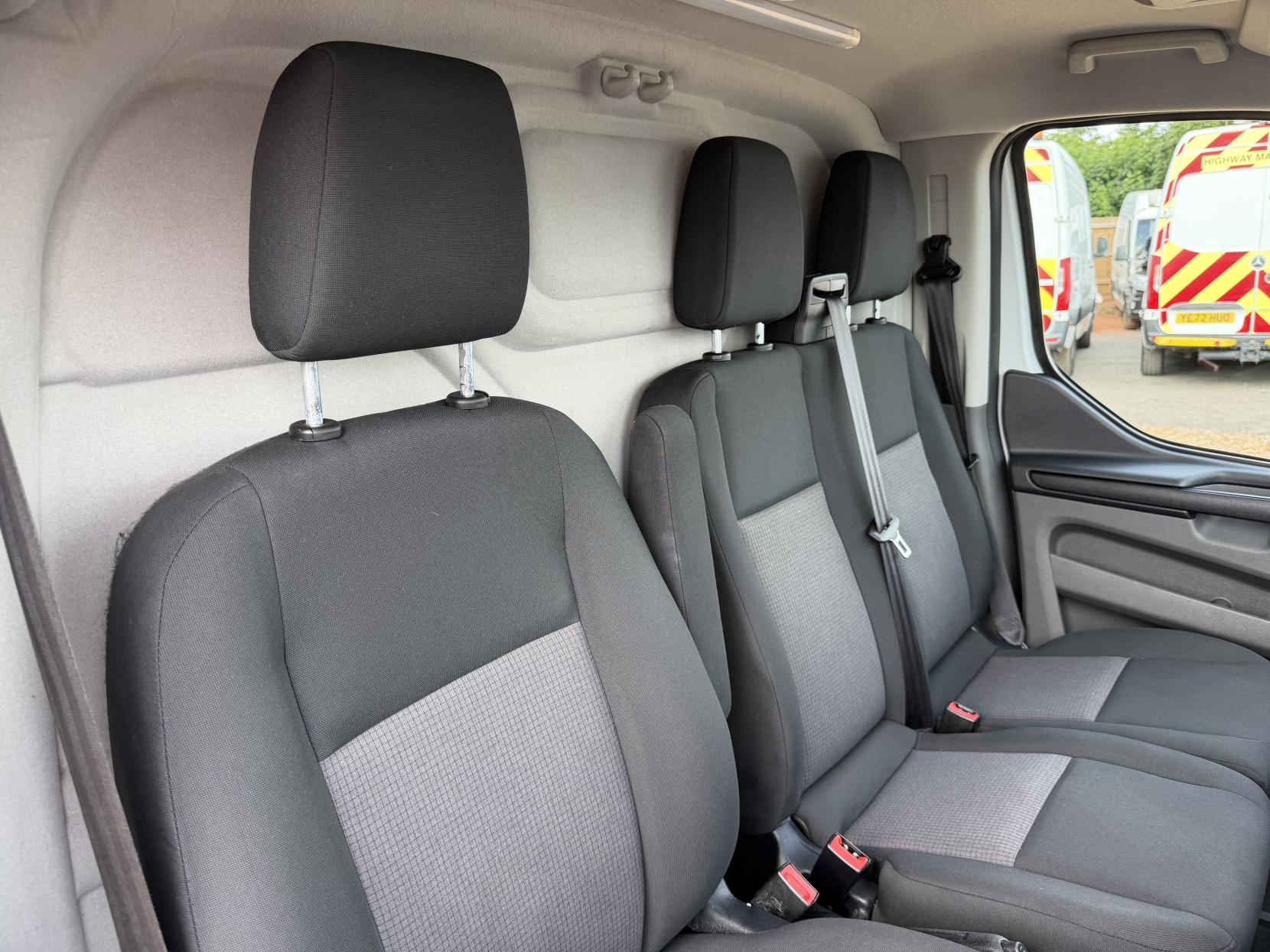 2019 Ford Transit Custom 2.0 320 EcoBlue Panel Van 5dr Diesel Manual L2 H2 Euro 6 (130 ps) - Thumbnail 14