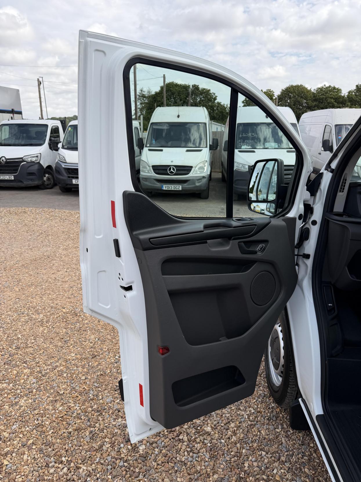 2019 Ford Transit Custom 2.0 320 EcoBlue Panel Van 5dr Diesel Manual L2 H2 Euro 6 (130 ps) - Thumbnail 17
