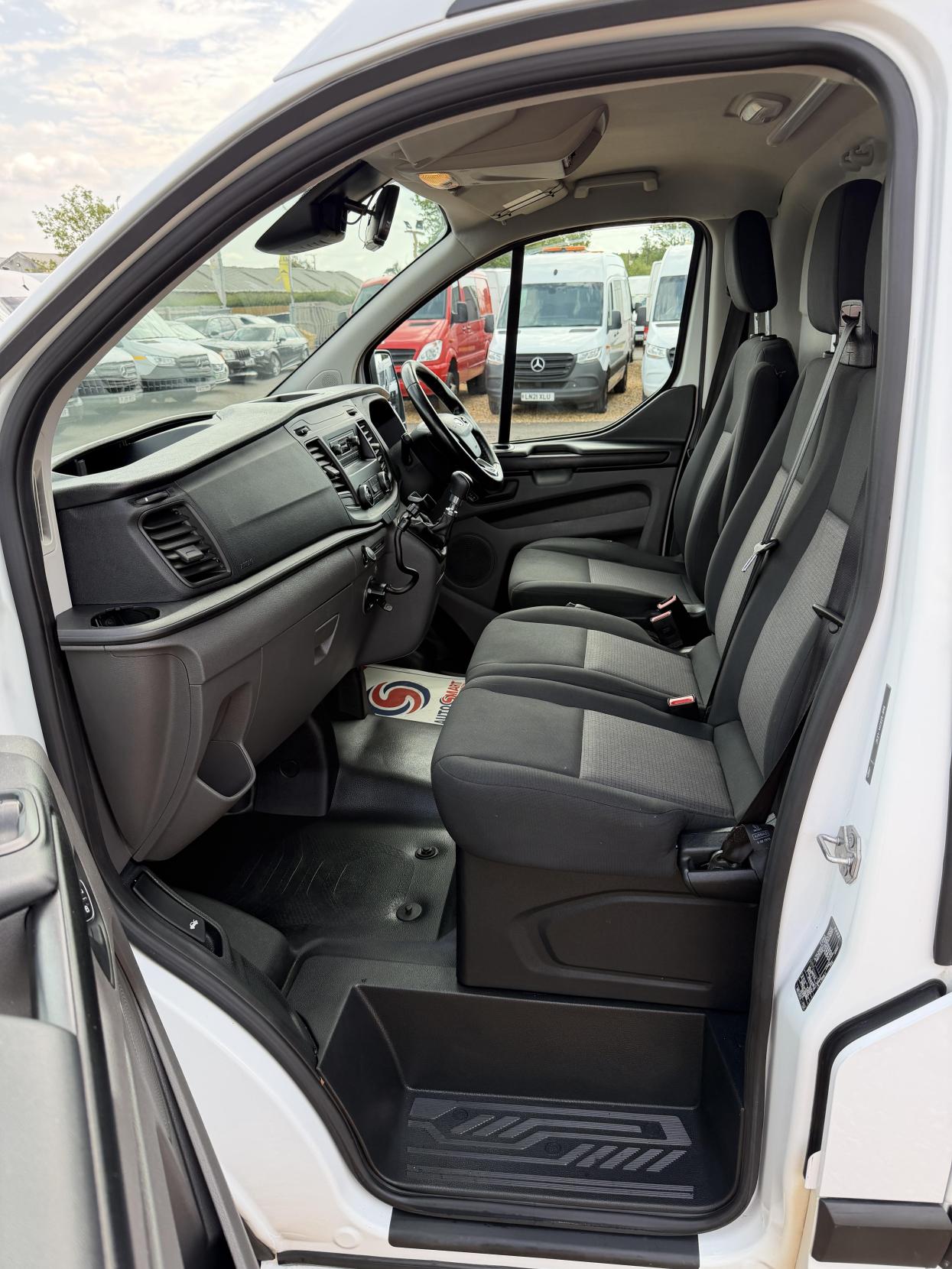 2019 Ford Transit Custom 2.0 320 EcoBlue Panel Van 5dr Diesel Manual L2 H2 Euro 6 (130 ps) - Thumbnail 21