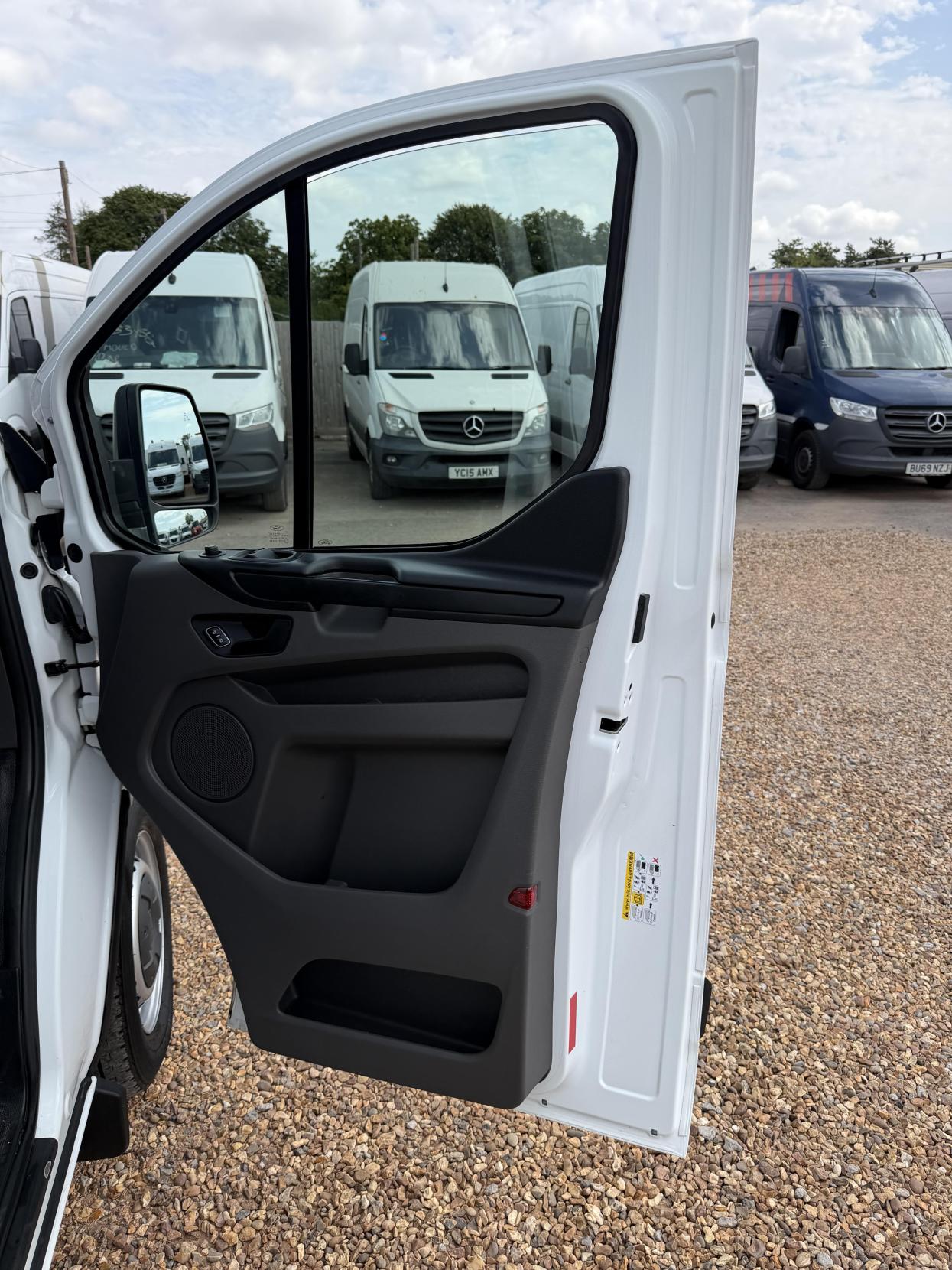2019 Ford Transit Custom 2.0 320 EcoBlue Panel Van 5dr Diesel Manual L2 H2 Euro 6 (130 ps) - Thumbnail 16